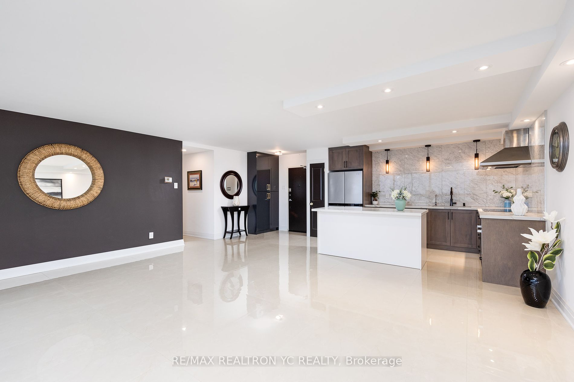8111 Yonge St, #1712