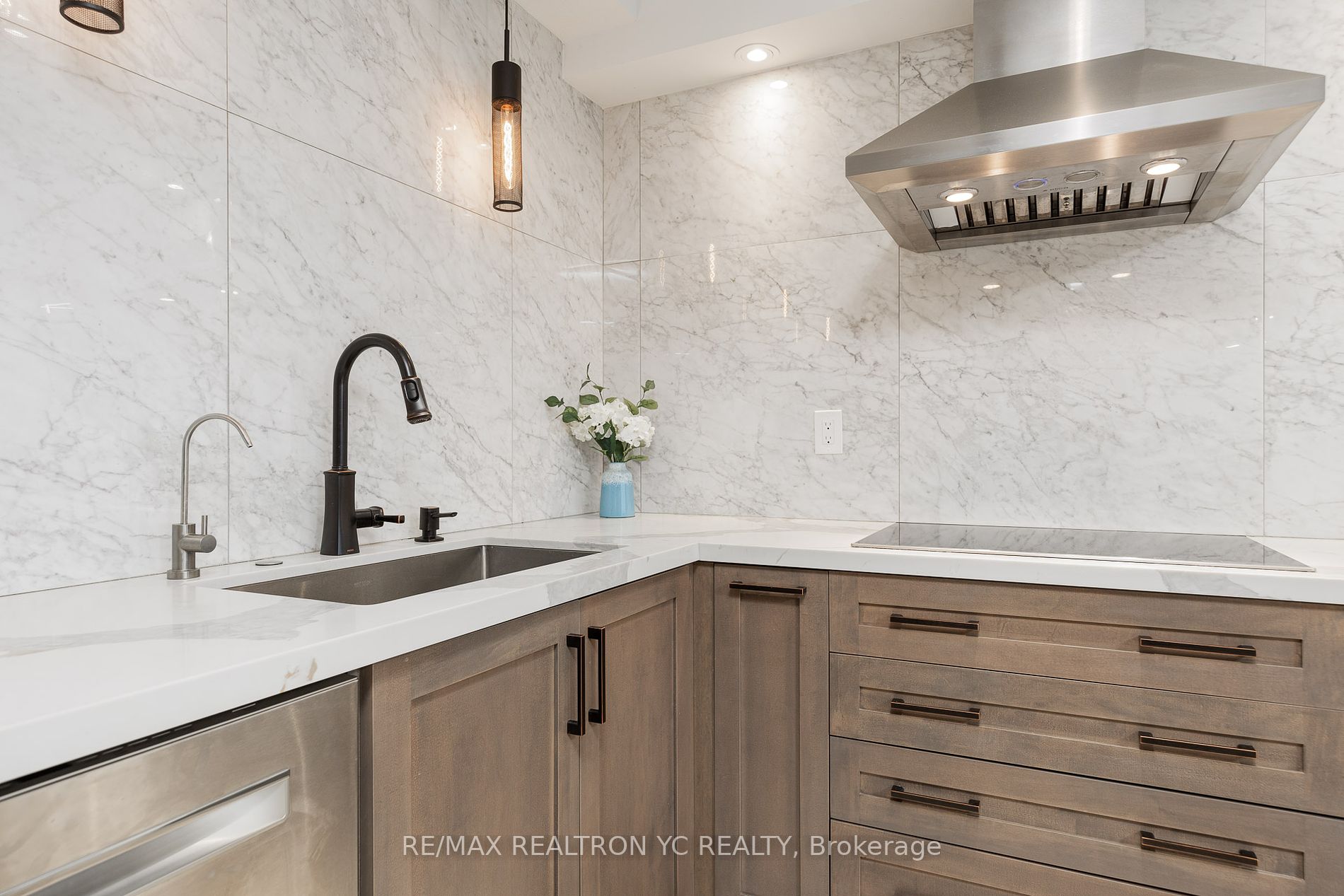 8111 Yonge St, #1712