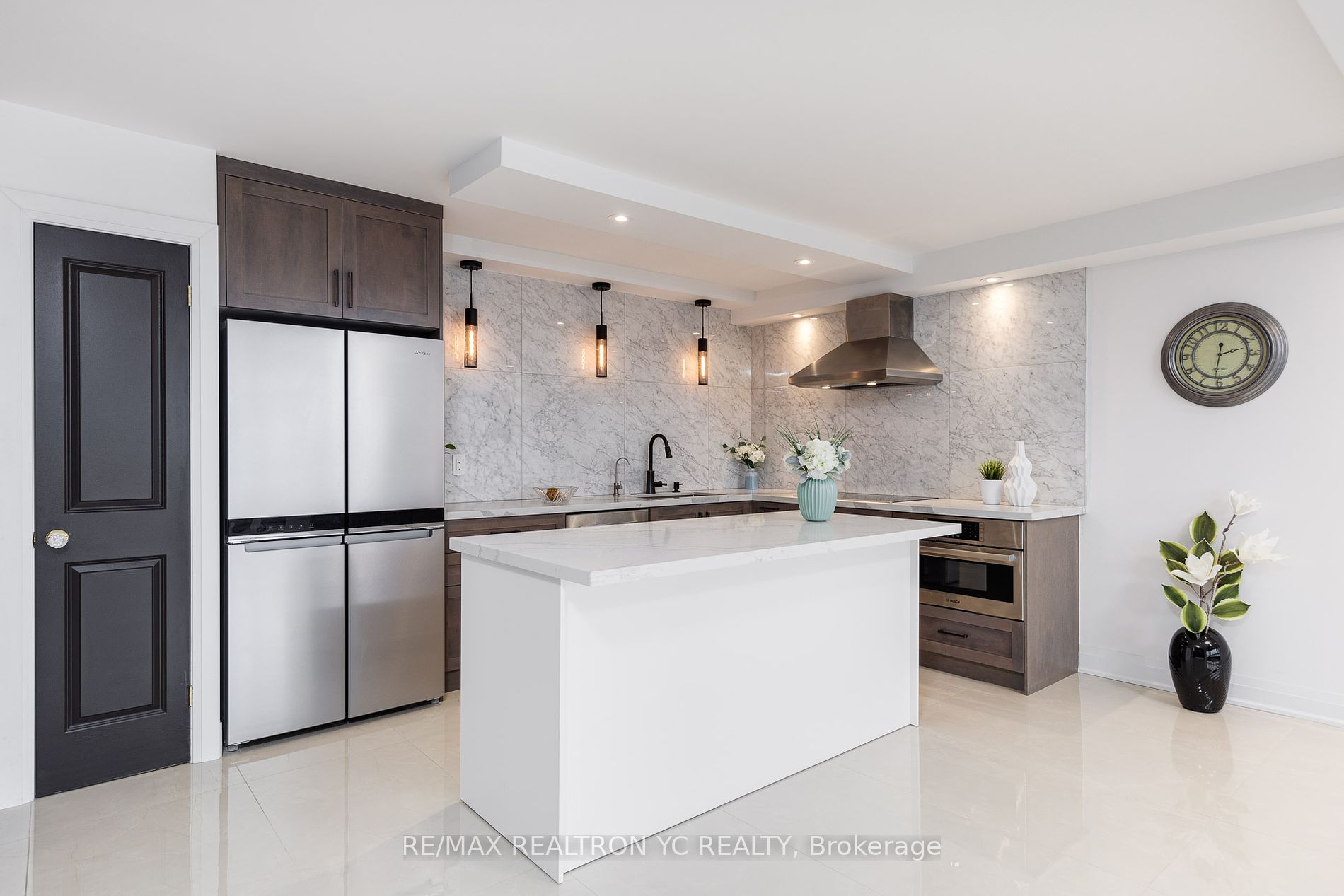 8111 Yonge St, #1712
