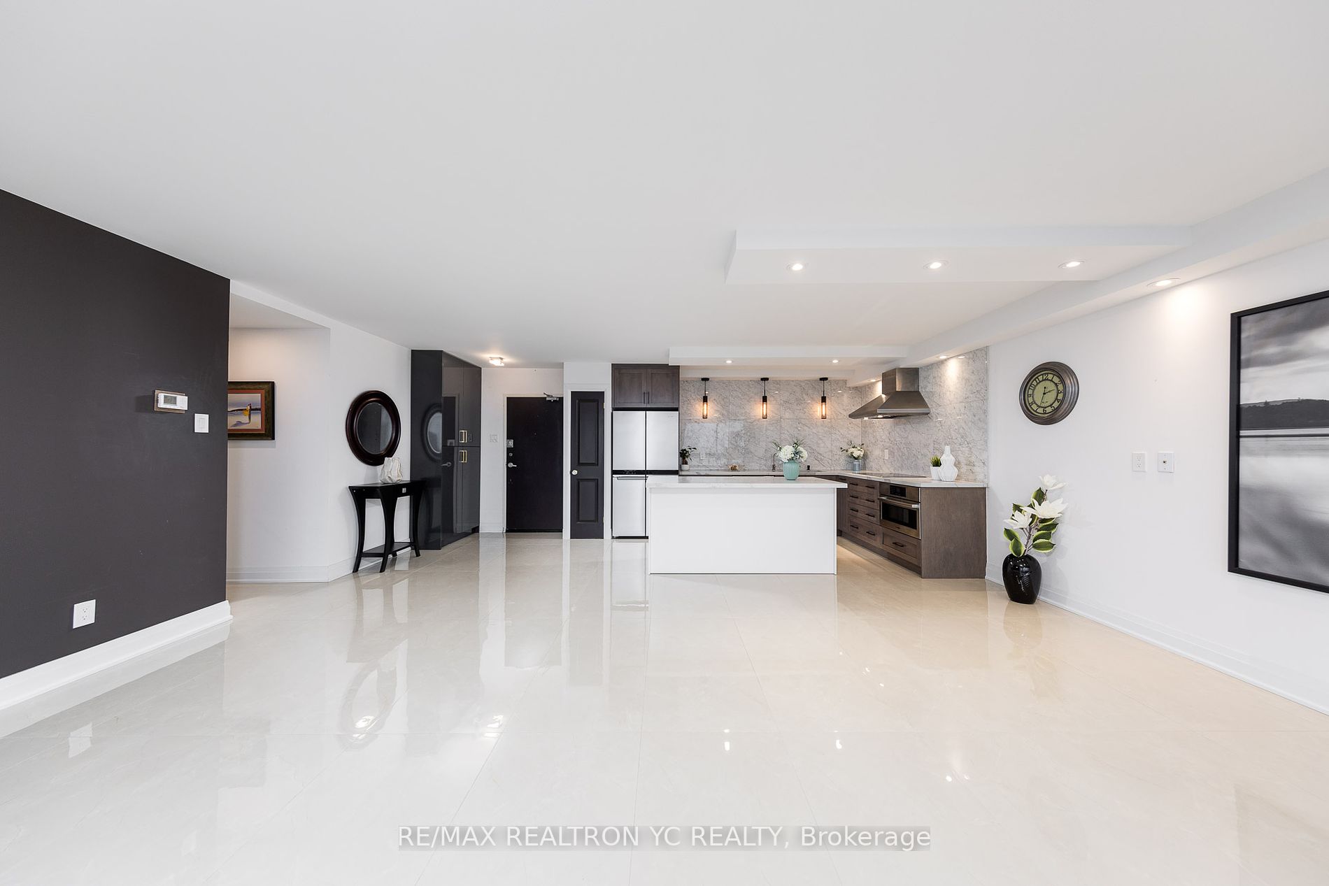 8111 Yonge St, #1712