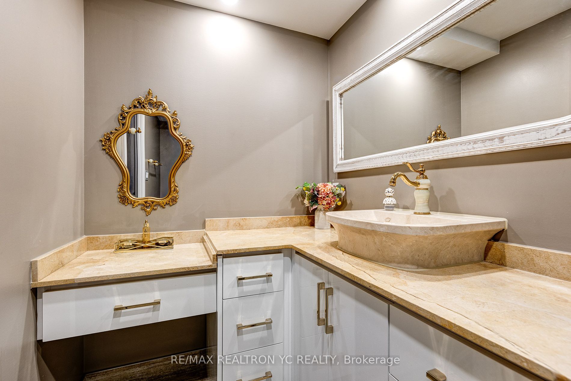 8111 Yonge St, #1712
