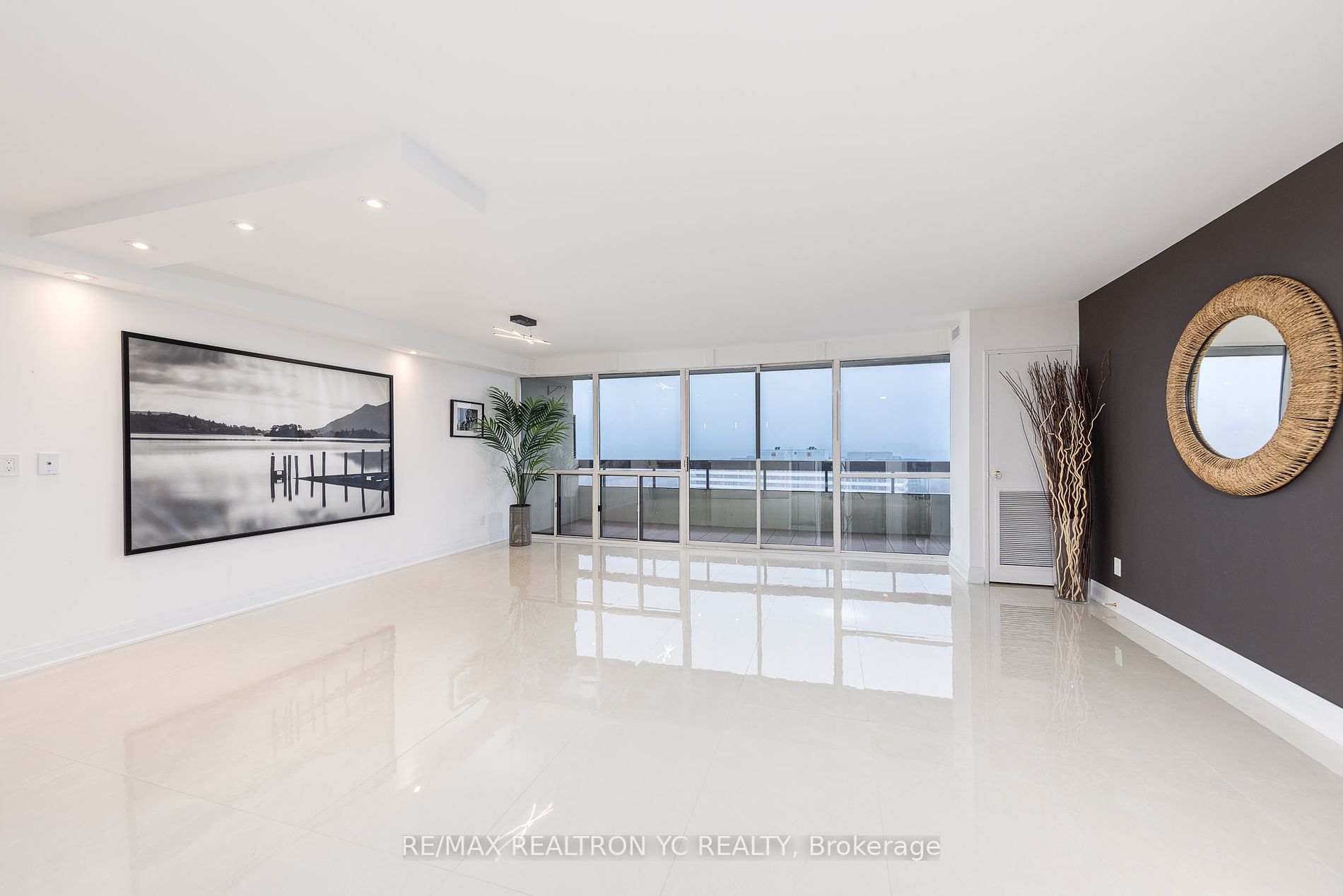 8111 Yonge St, #1712