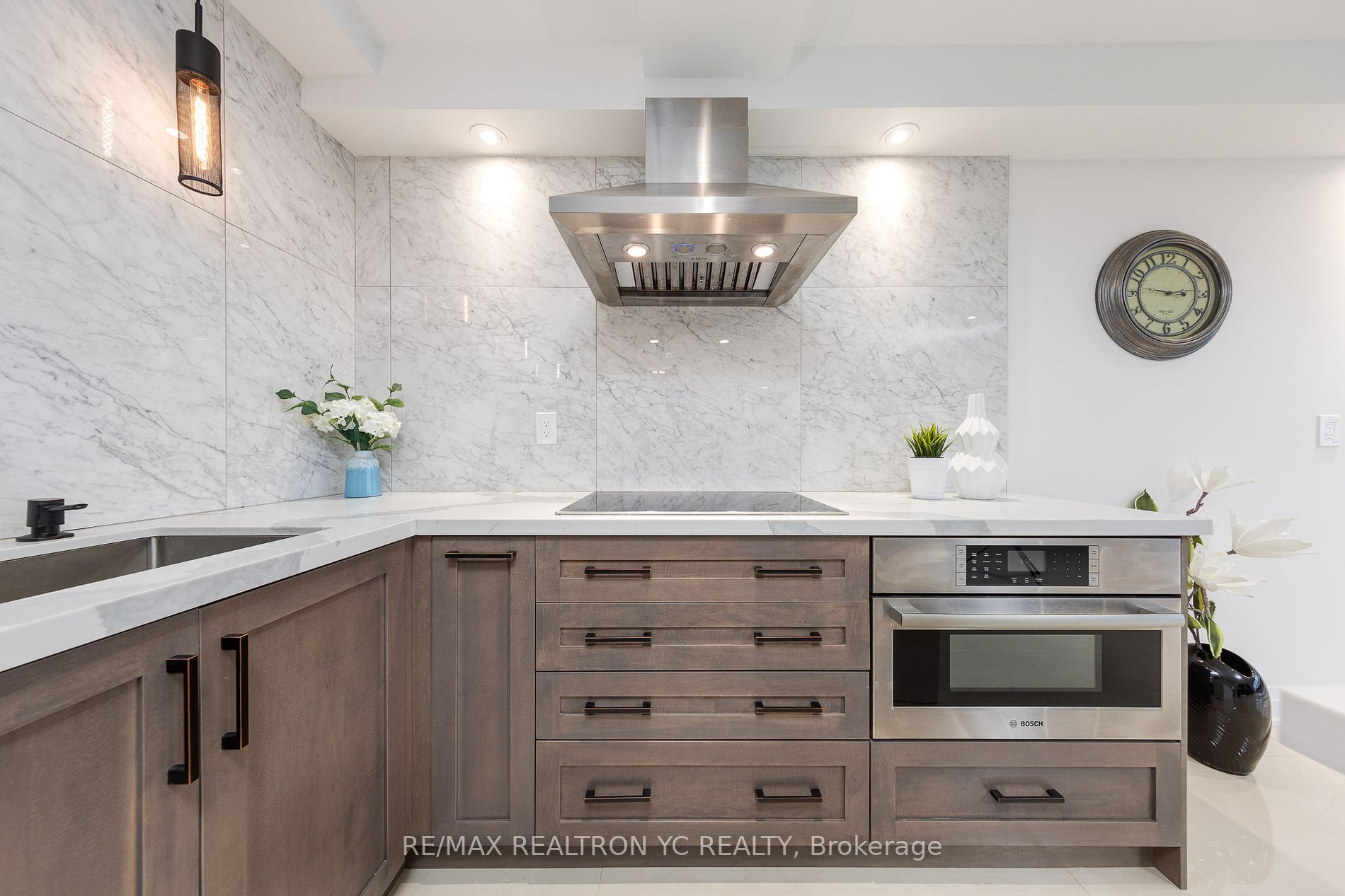 8111 Yonge St, #1712