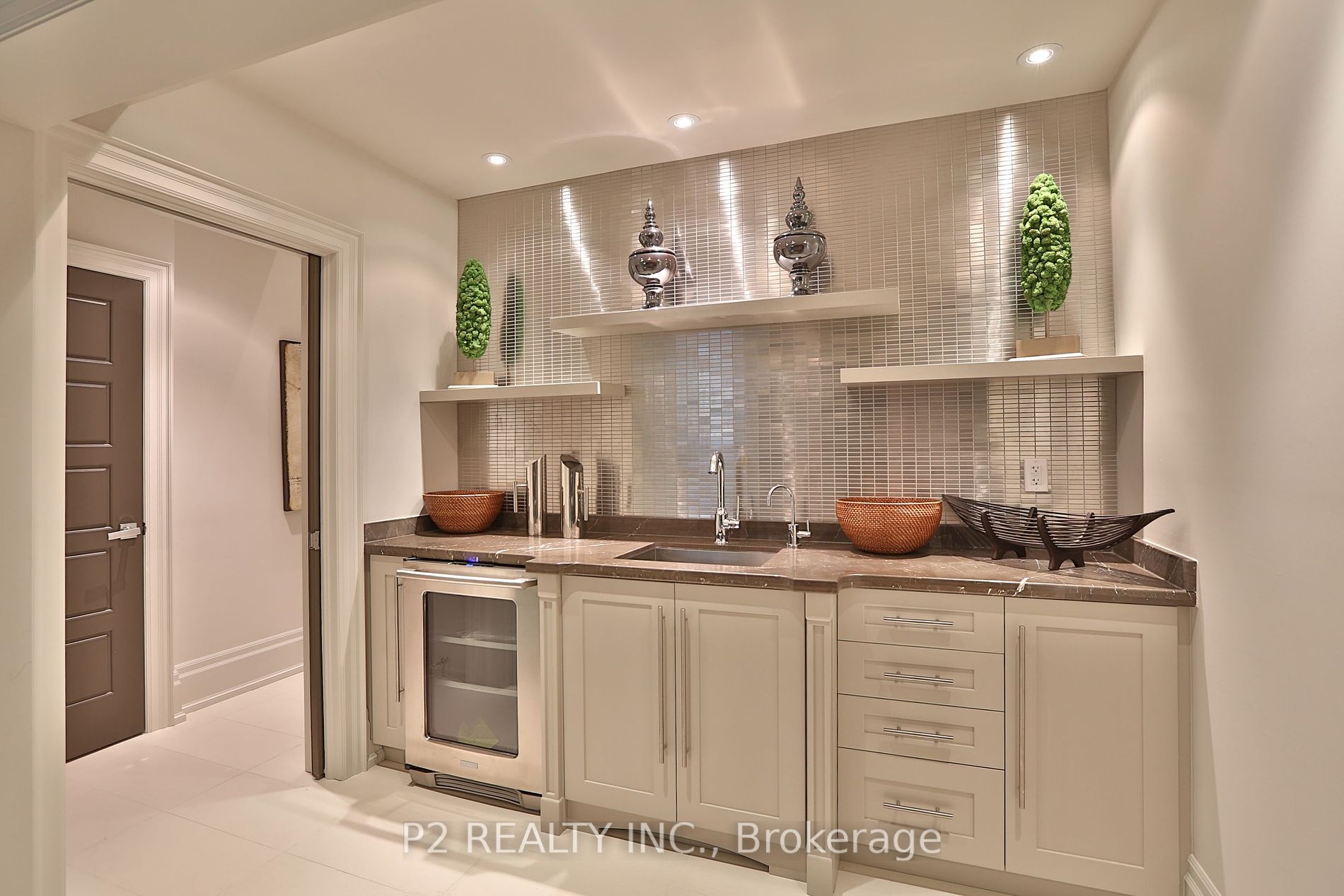 8 Thornhill Avenue