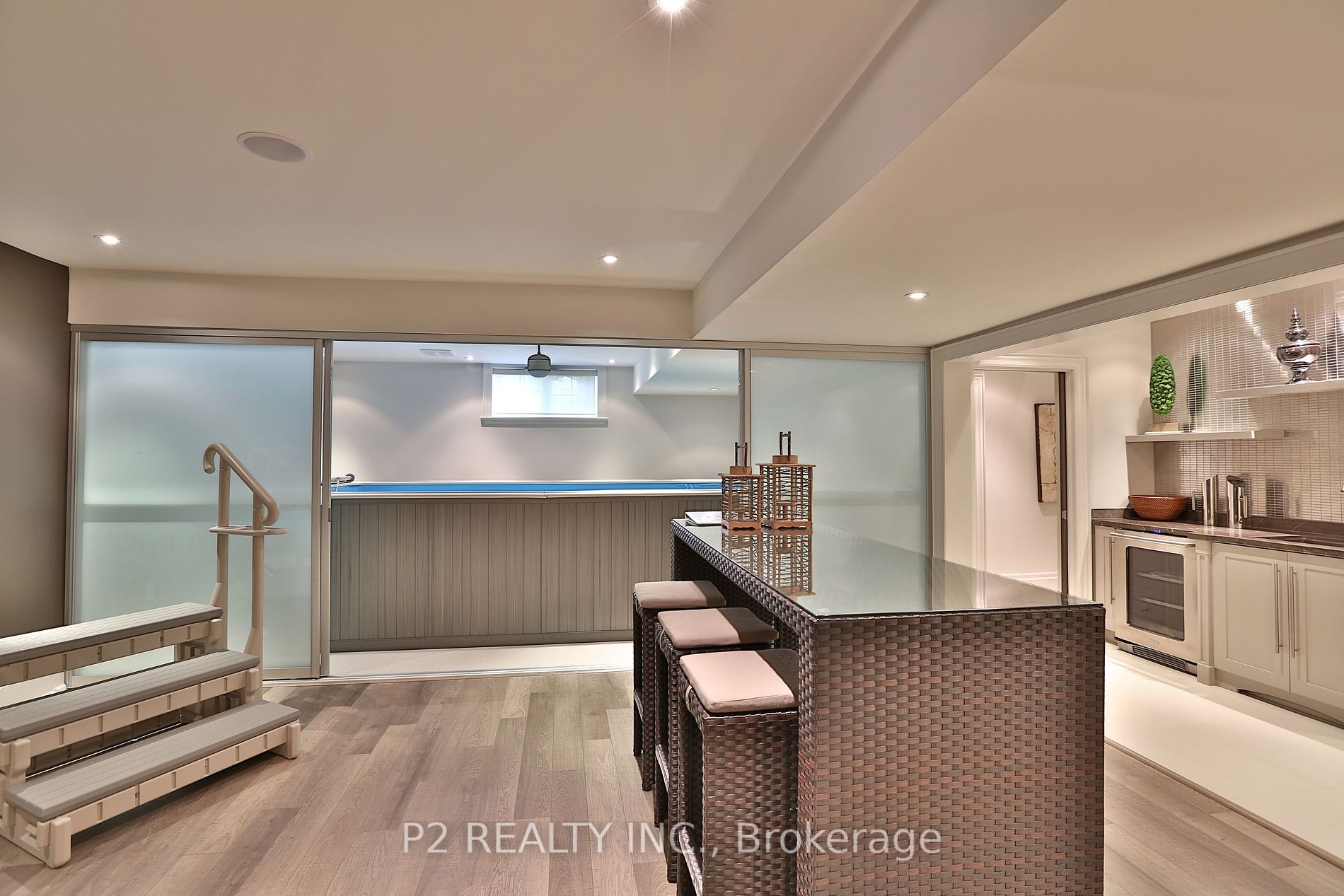 8 Thornhill Avenue