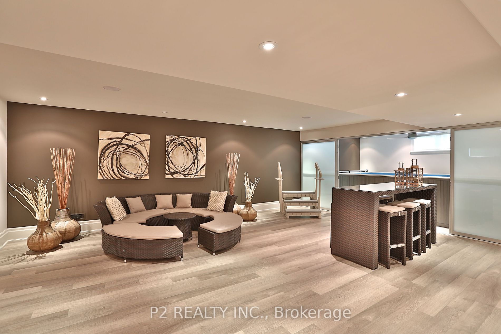 8 Thornhill Avenue