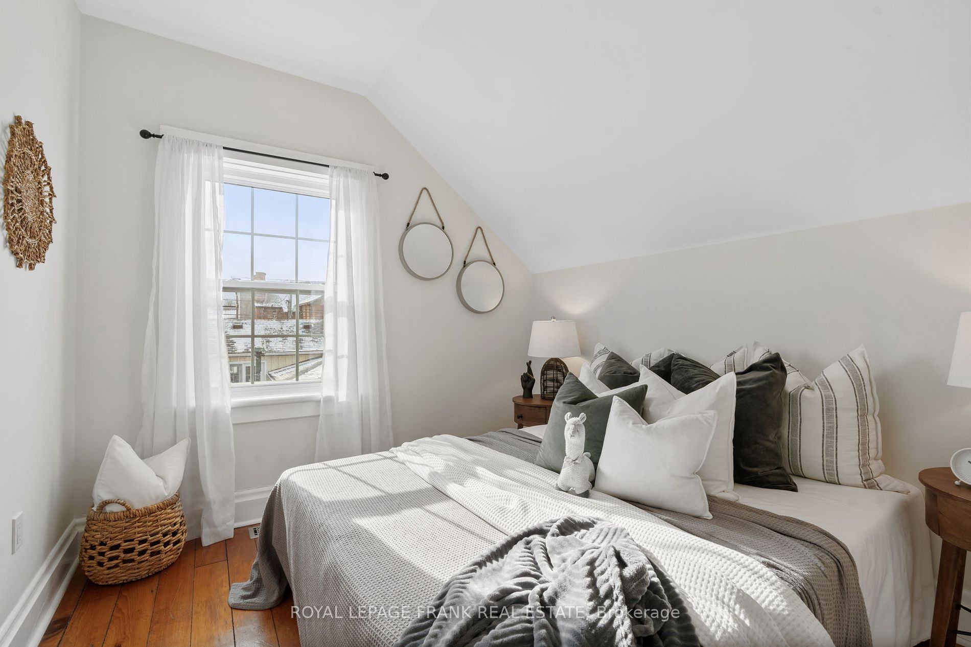 203 Brock St W