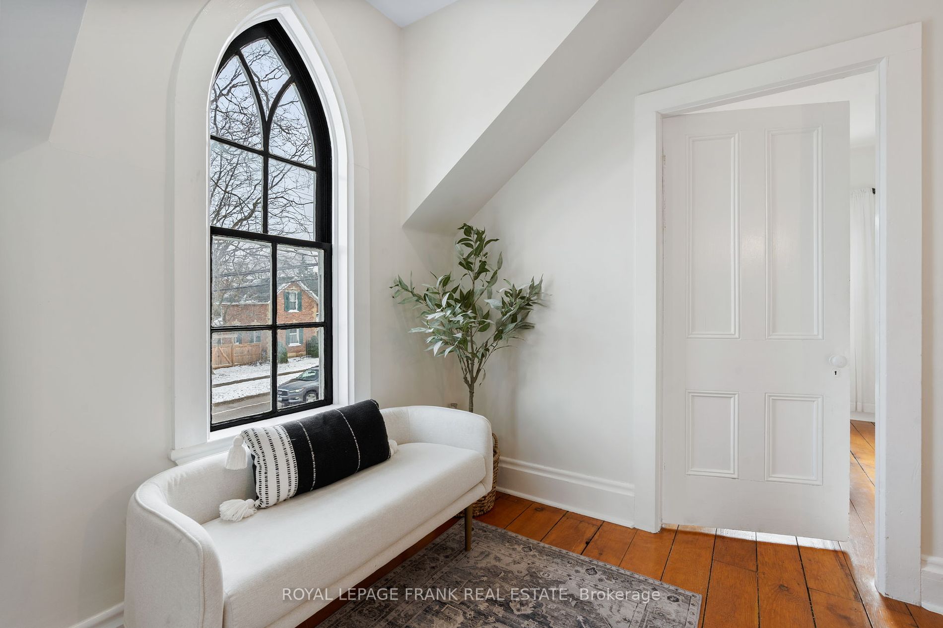 203 Brock St W