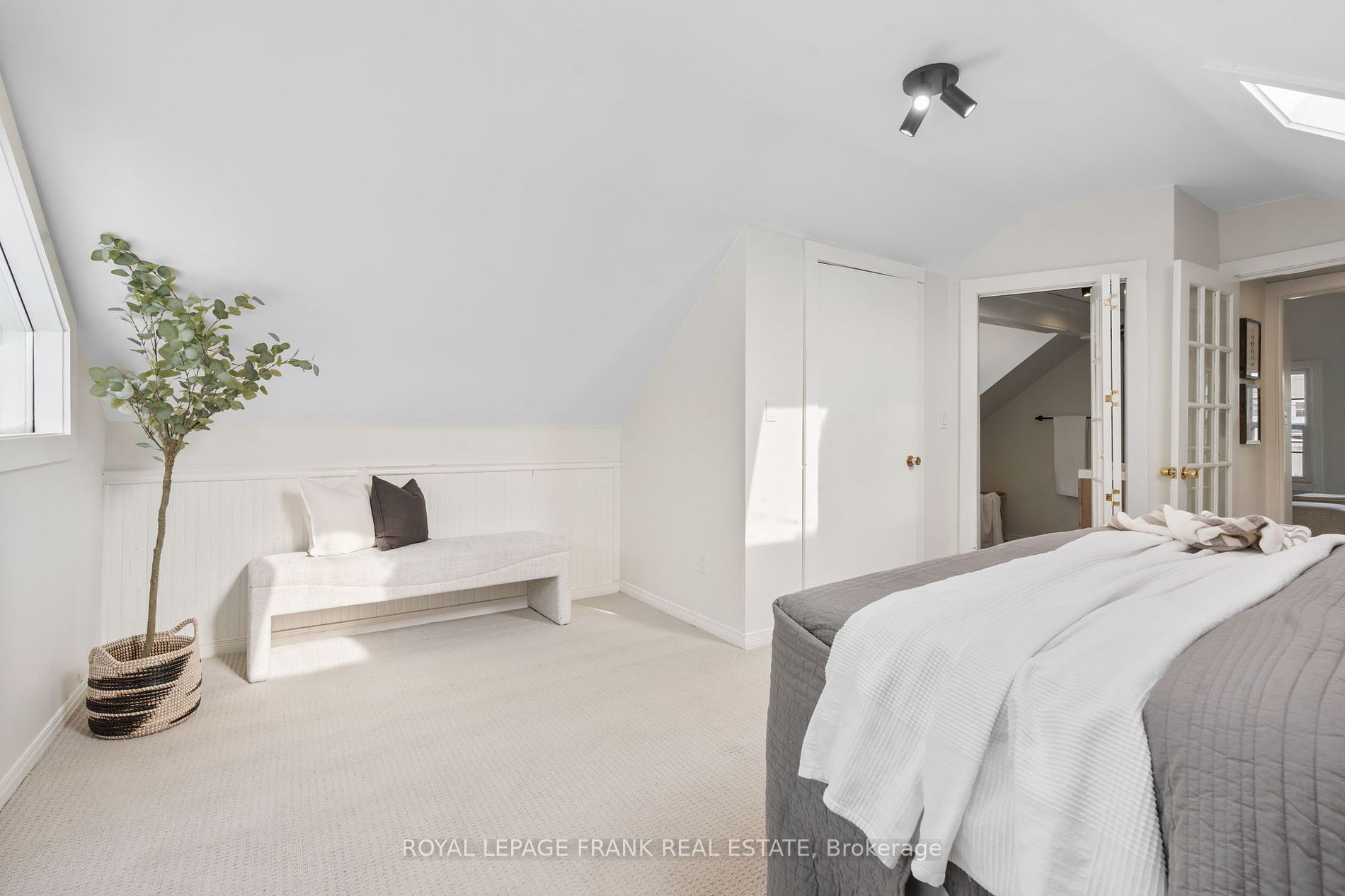 203 Brock St W