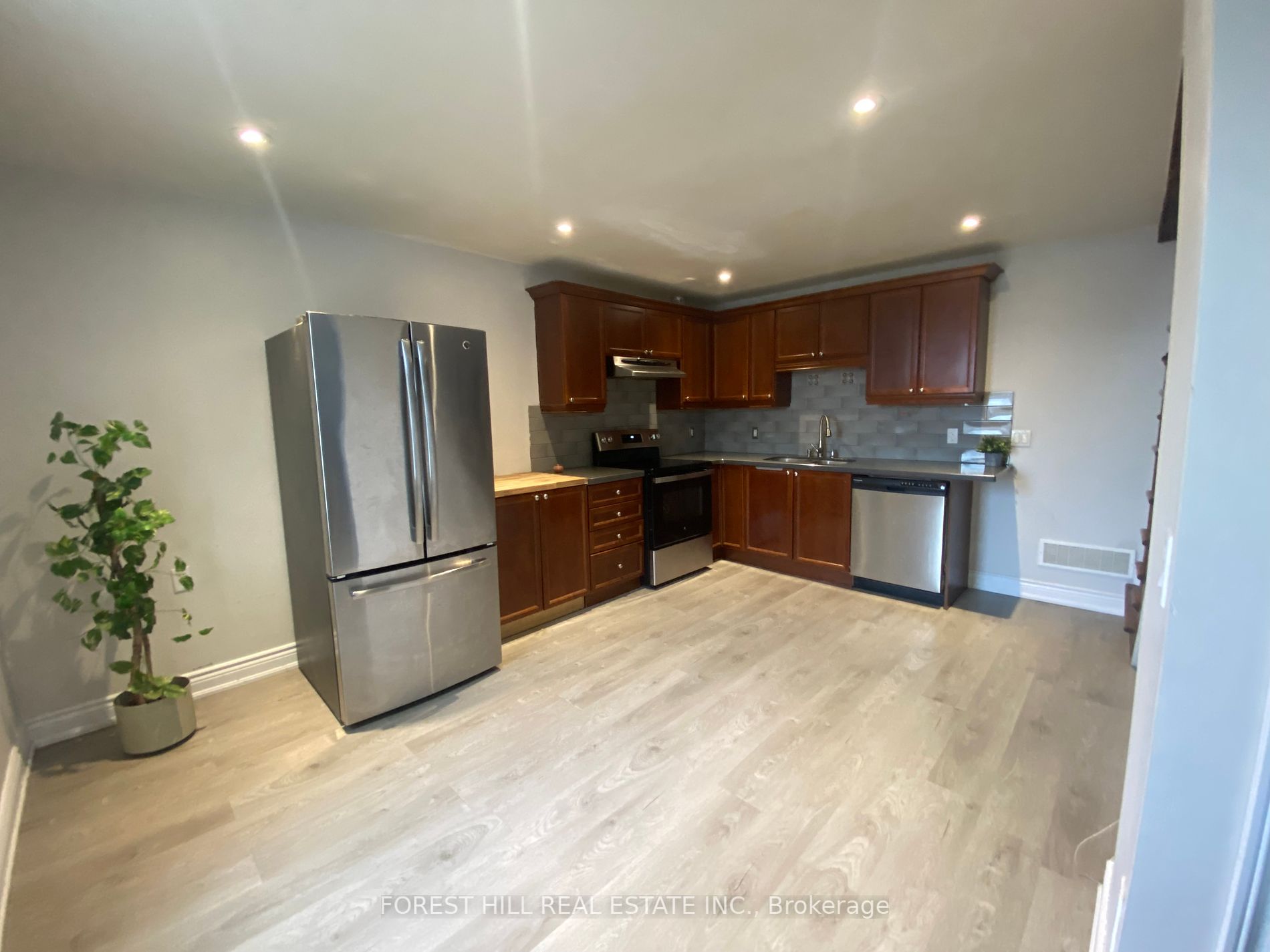 93 John Street E