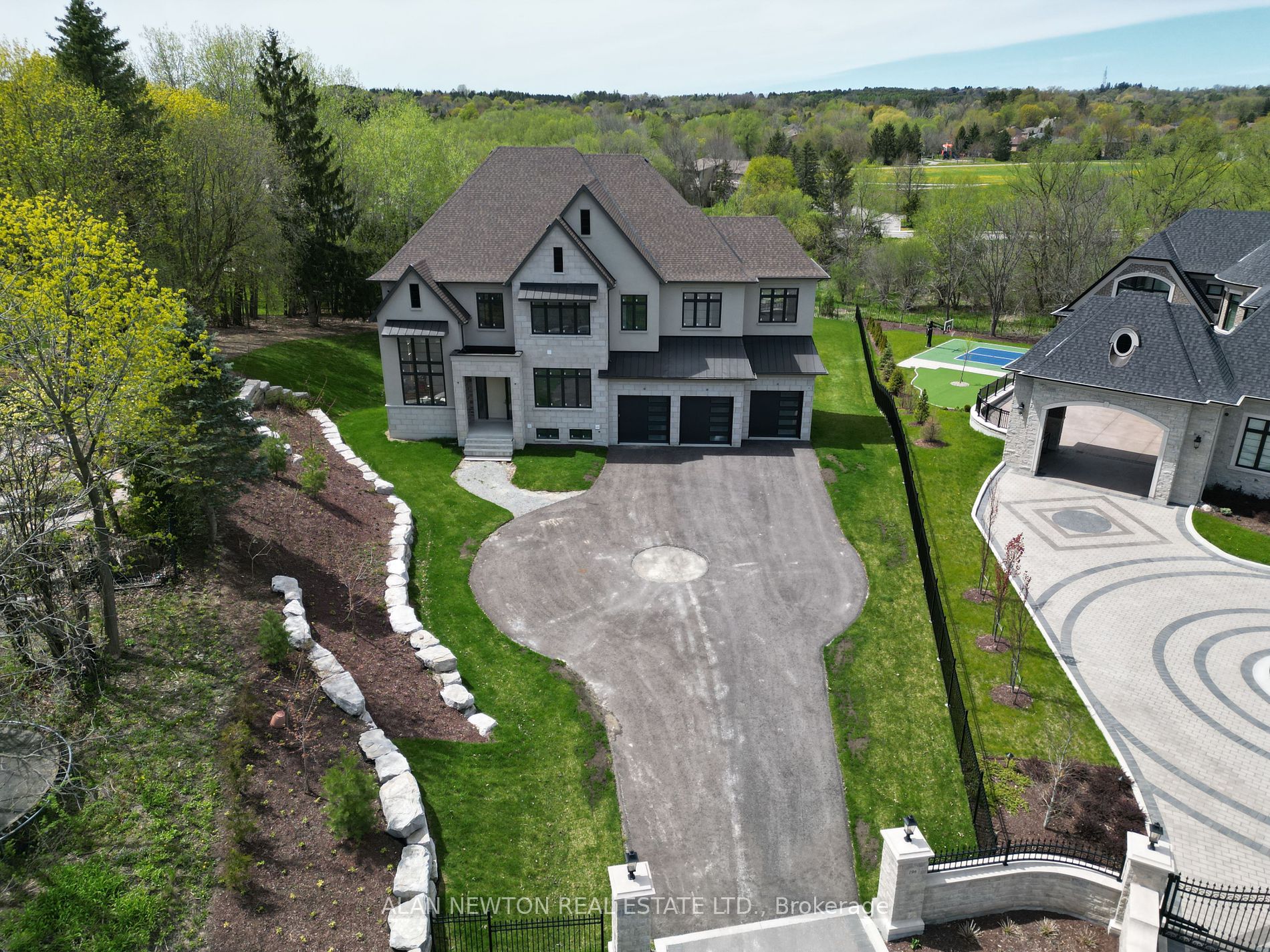 196 Kennedy St W