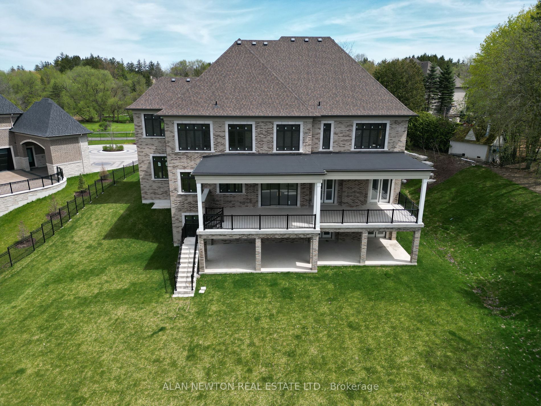 196 Kennedy St W
