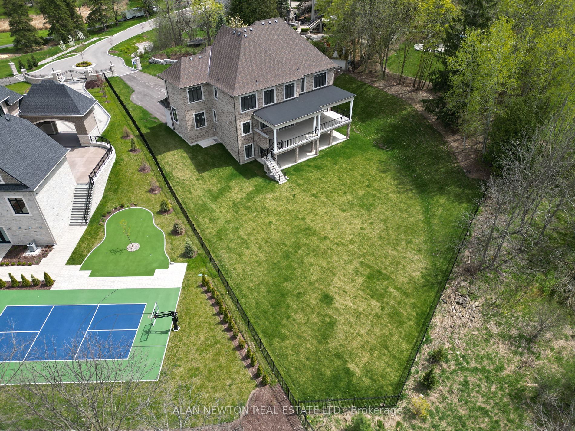 196 Kennedy St W