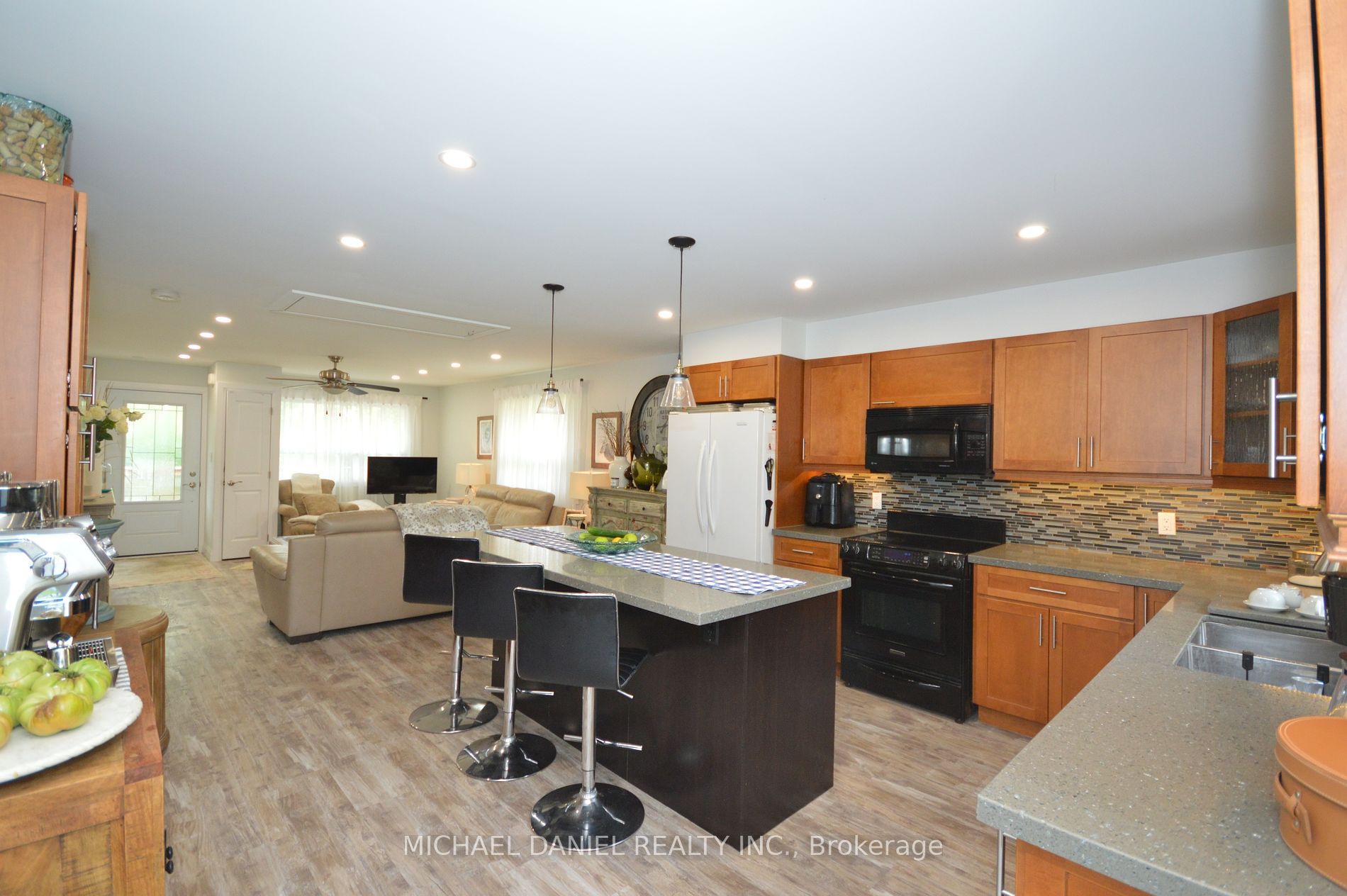 882 Kennedy Rd