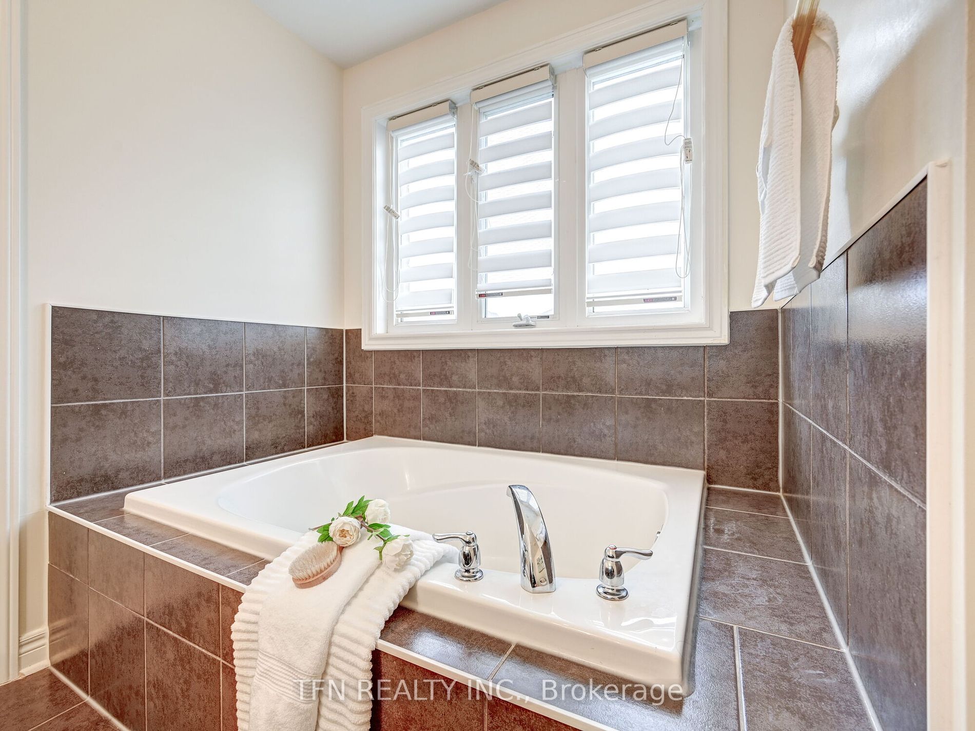 42 Corwin Dr