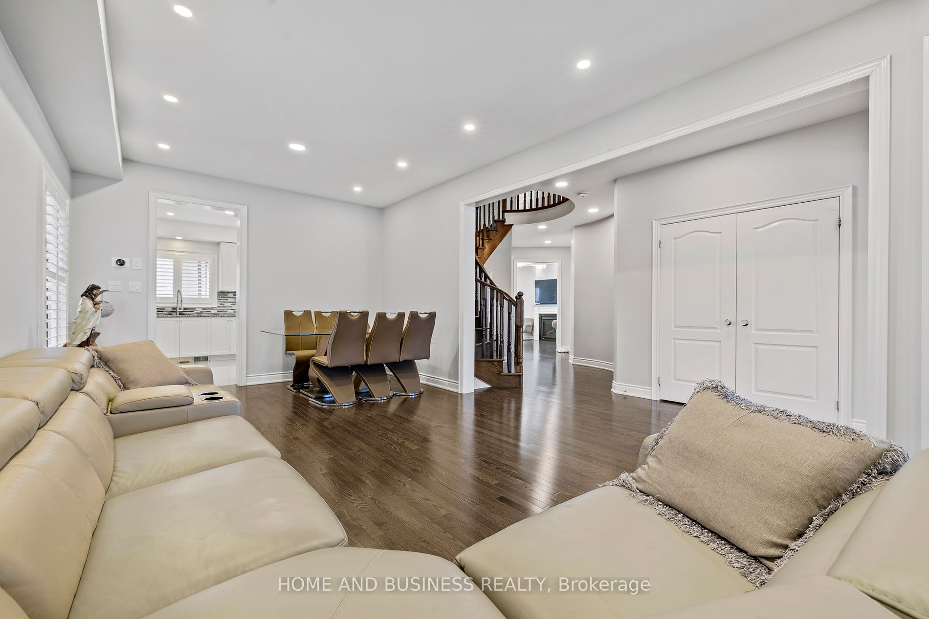 8 W. Dykie Court