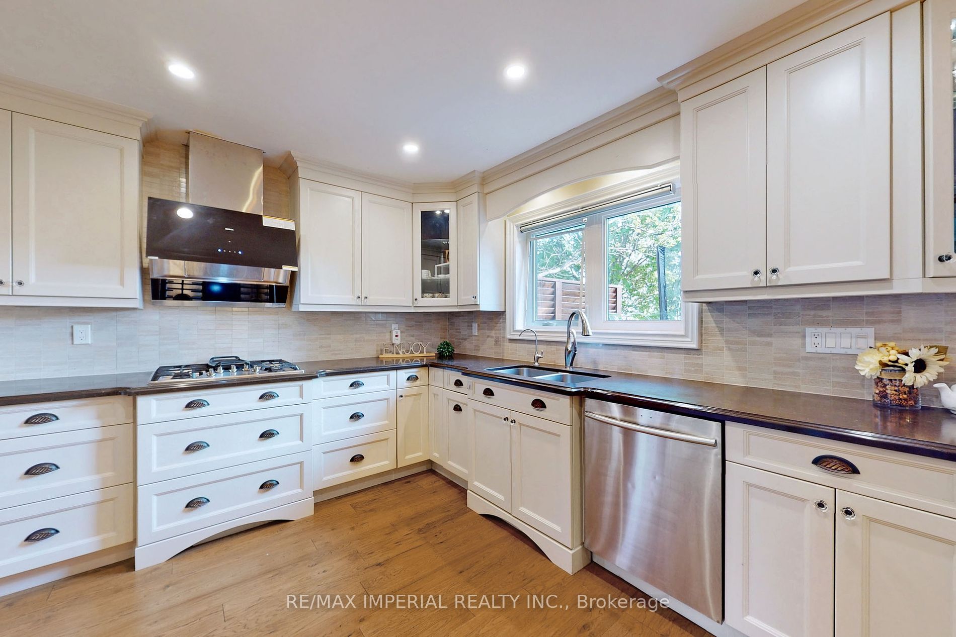 158 Chambers Cres
