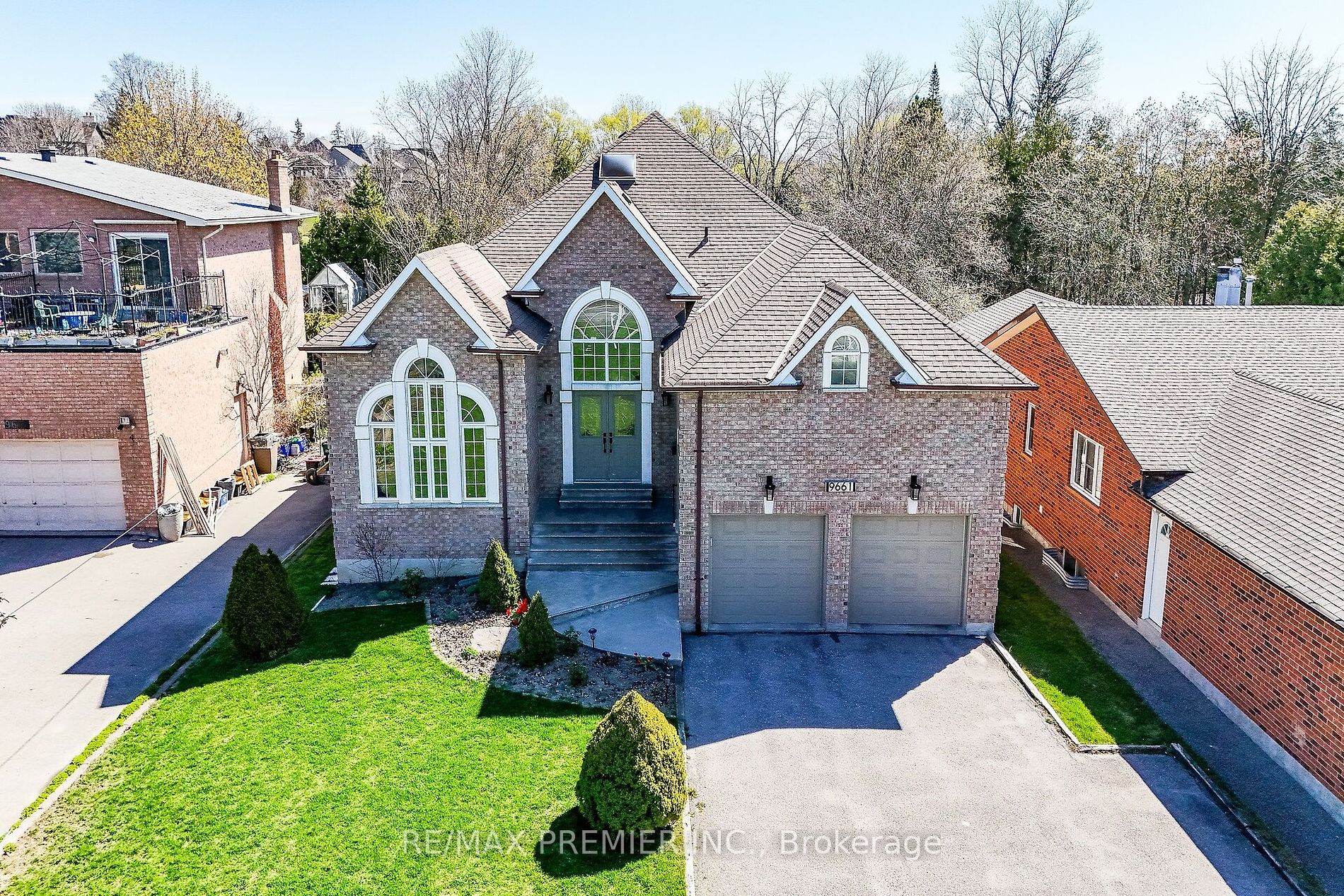 9661 Bathurst St