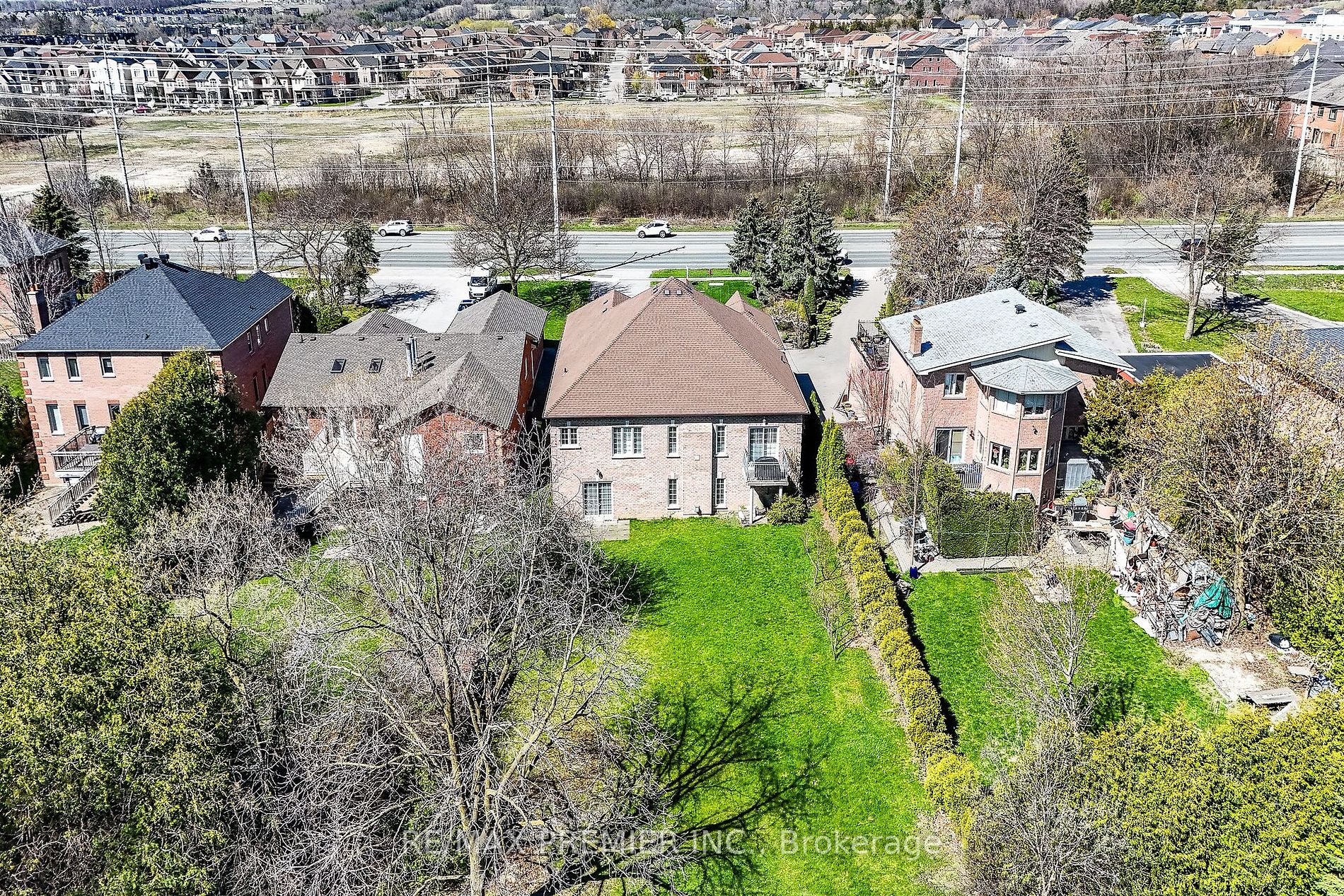 9661 Bathurst St