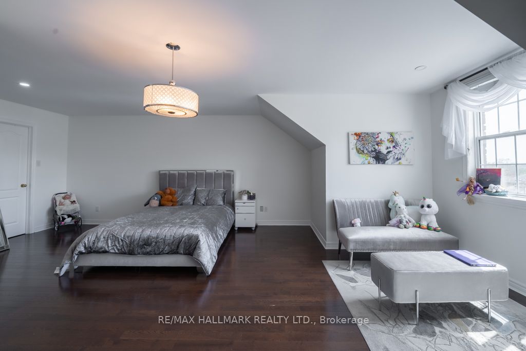 384 Kennedy St W