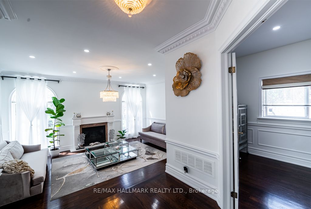 384 Kennedy St W