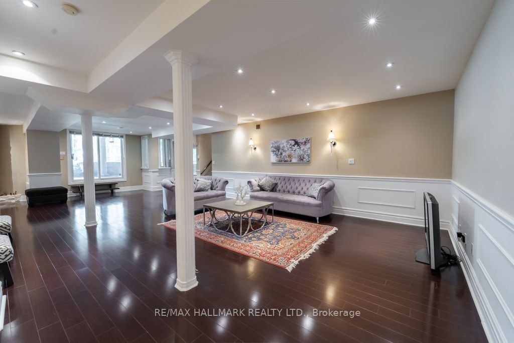 384 Kennedy St W