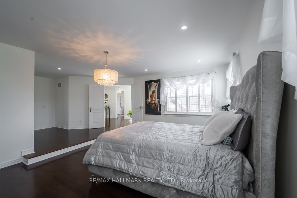 384 Kennedy St W