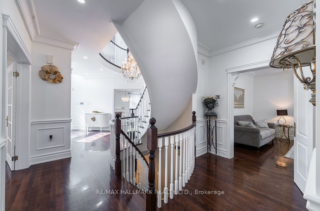 384 Kennedy St W