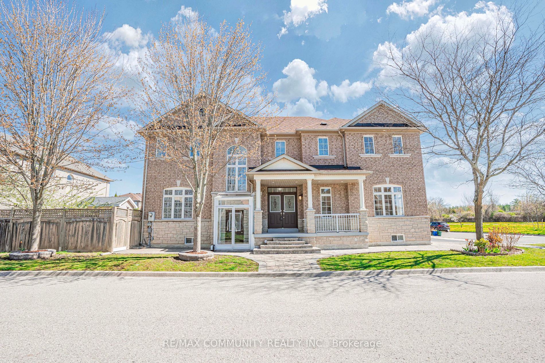 42 Reginald Lamb Cres
