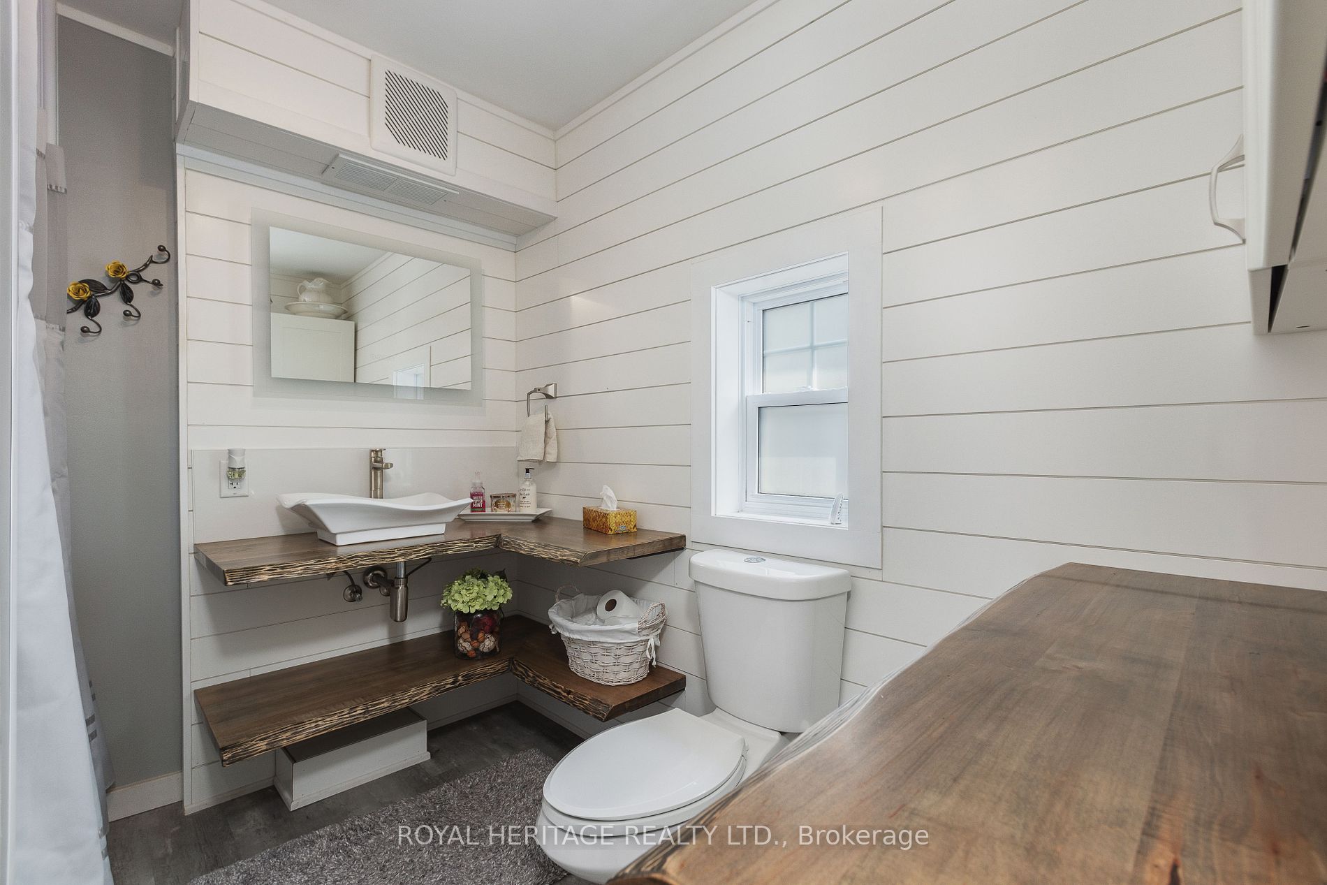 1275 Killarney Beach Rd