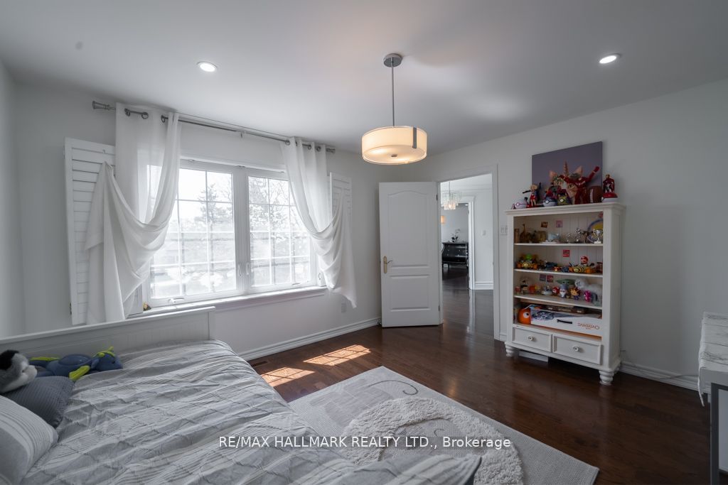 384 Kennedy St W