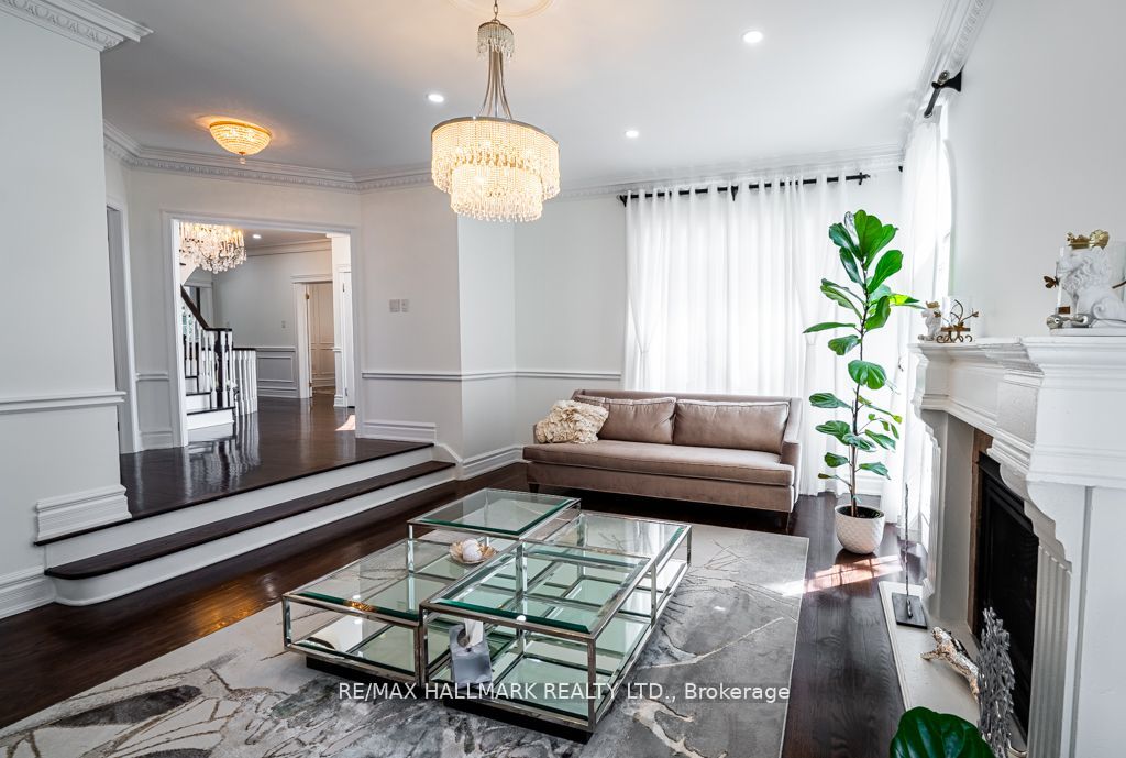 384 Kennedy St W