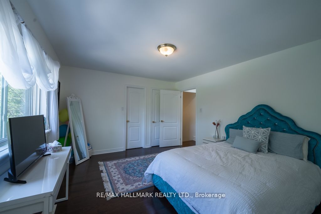 384 Kennedy St W