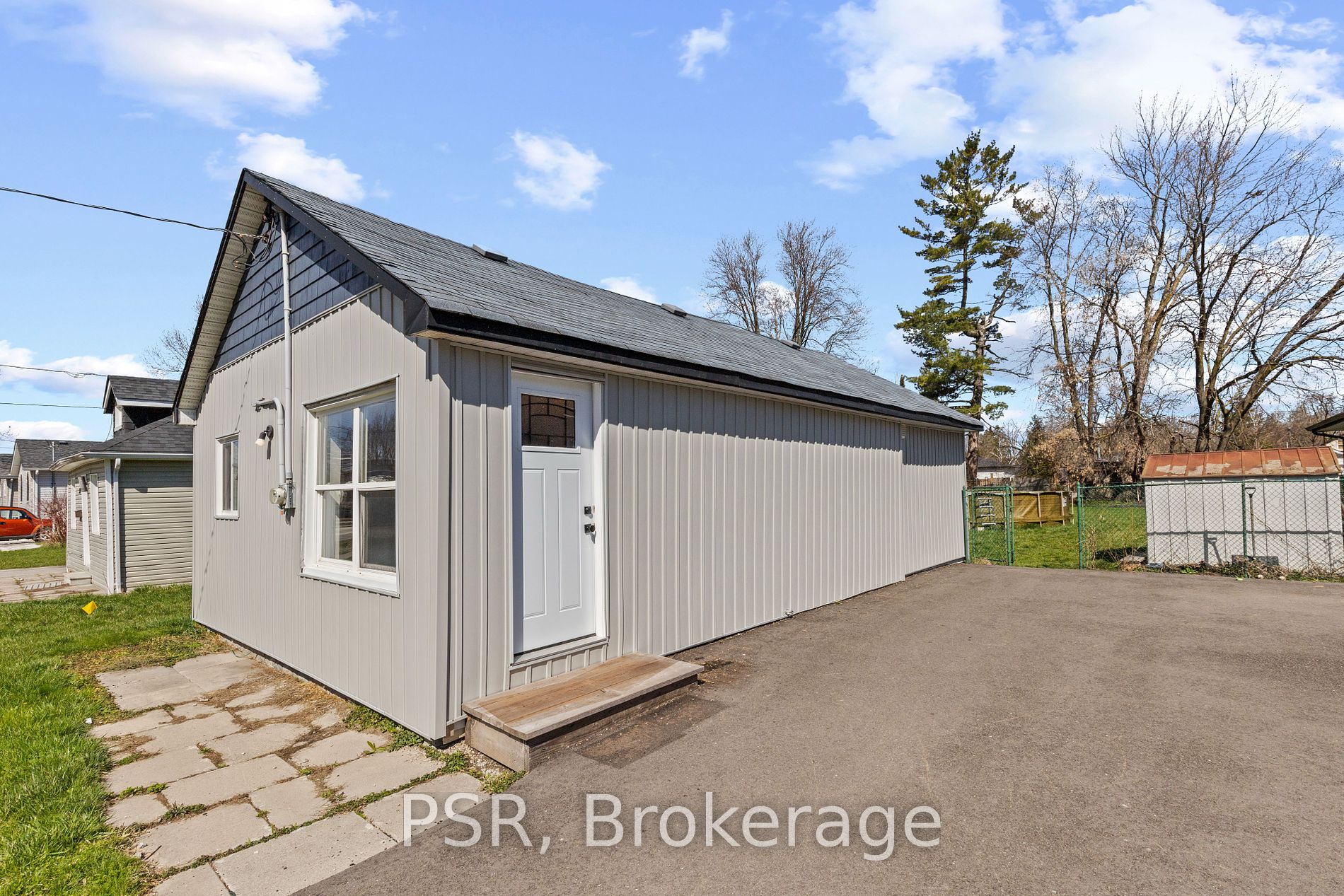 208 Bayview Ave