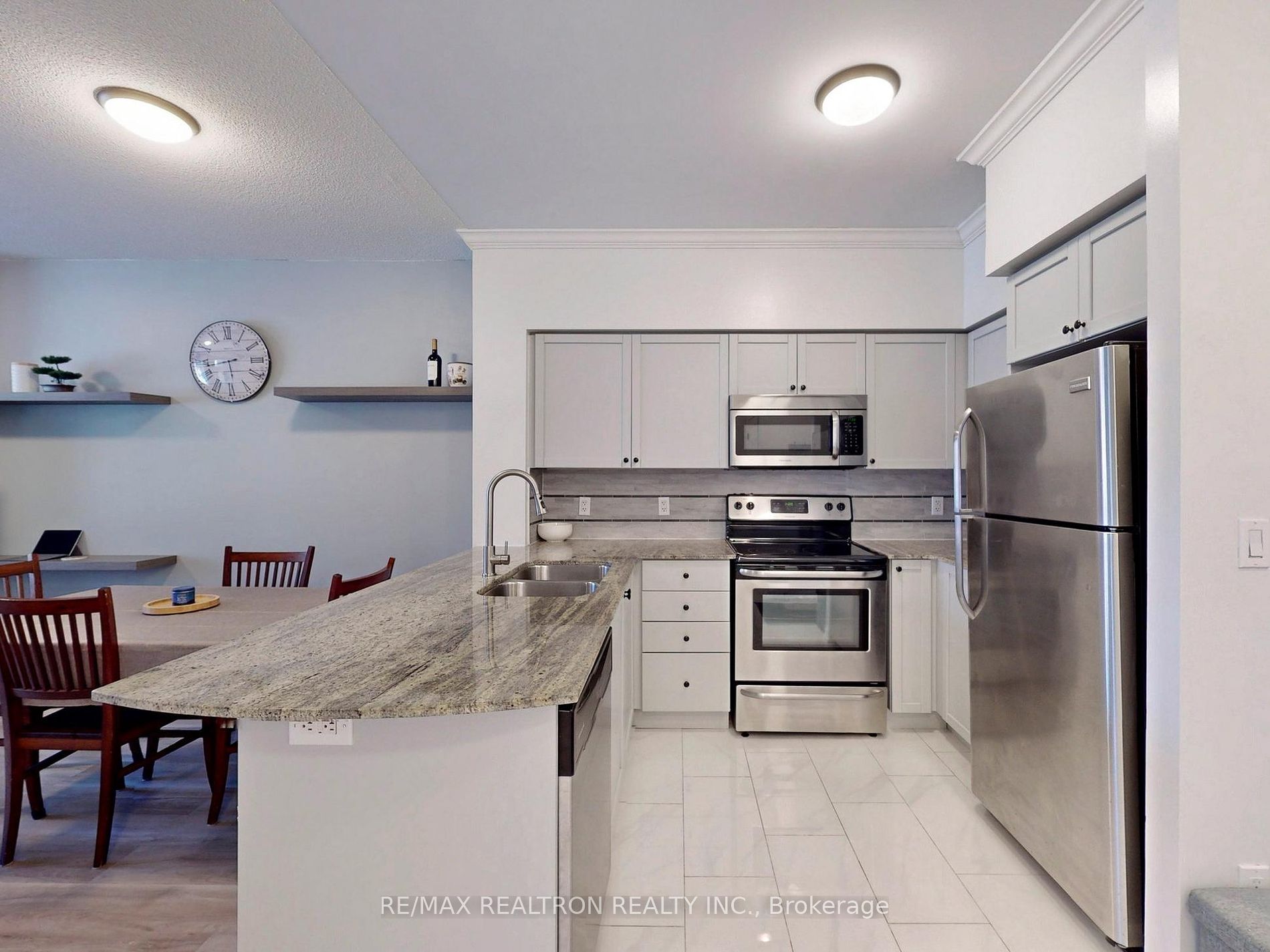 75 King William Cres, #102