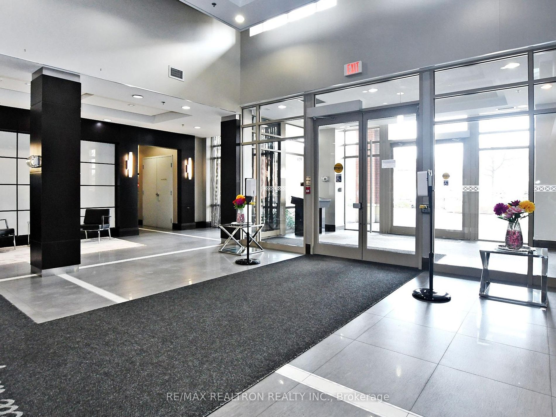 75 King William Cres, #102
