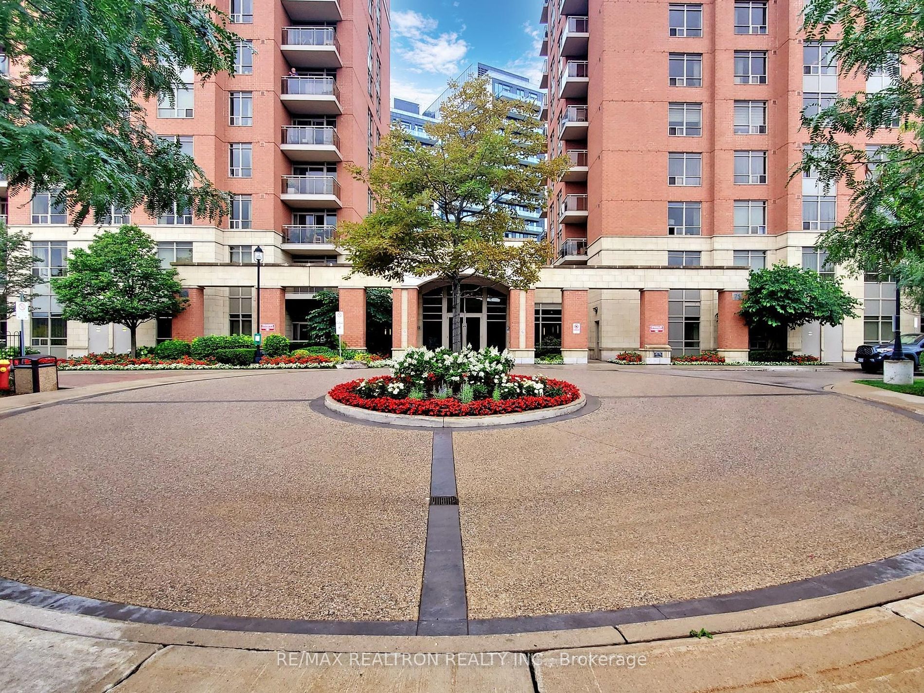 75 King William Cres, #102