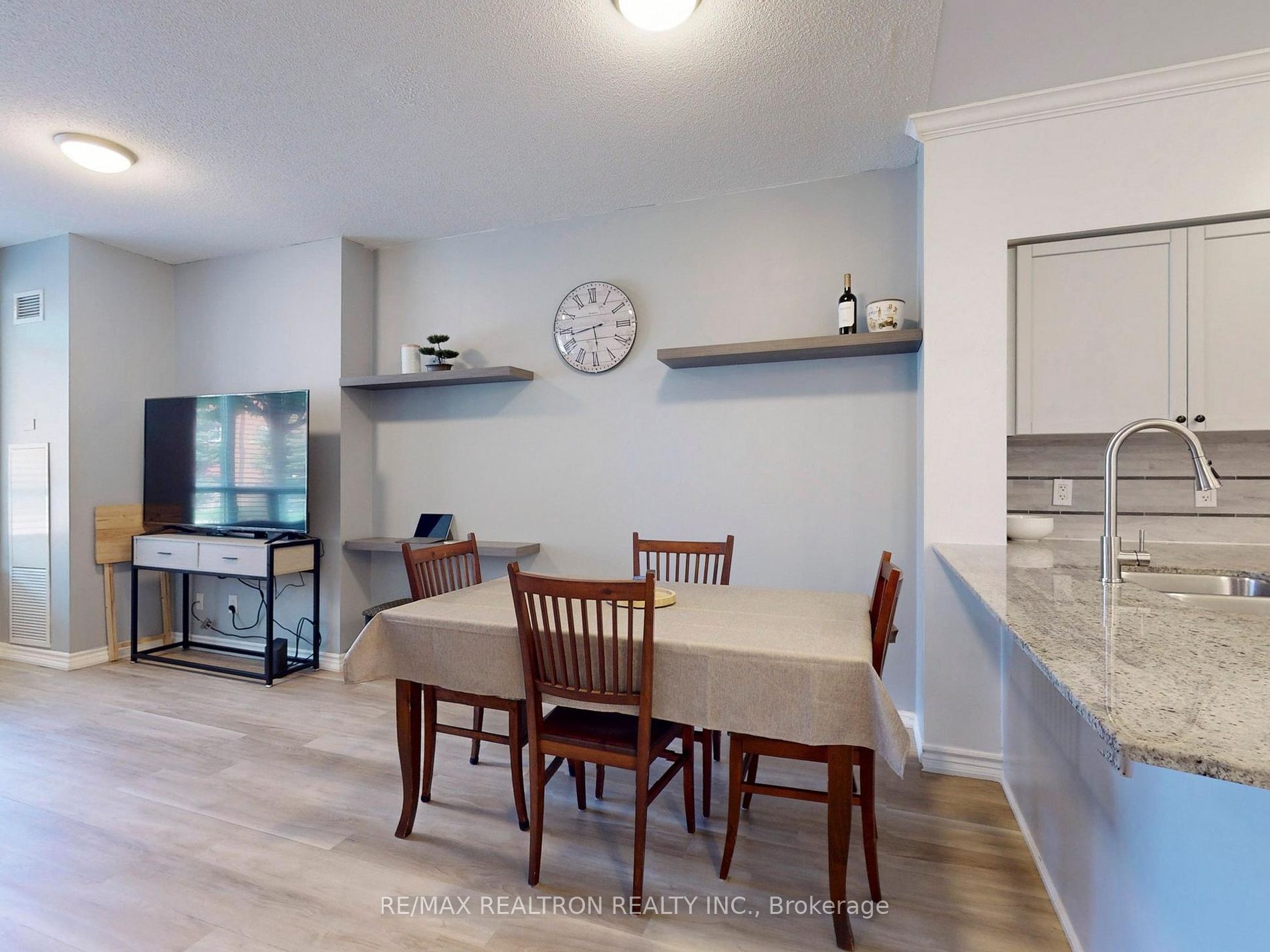 75 King William Cres, #102