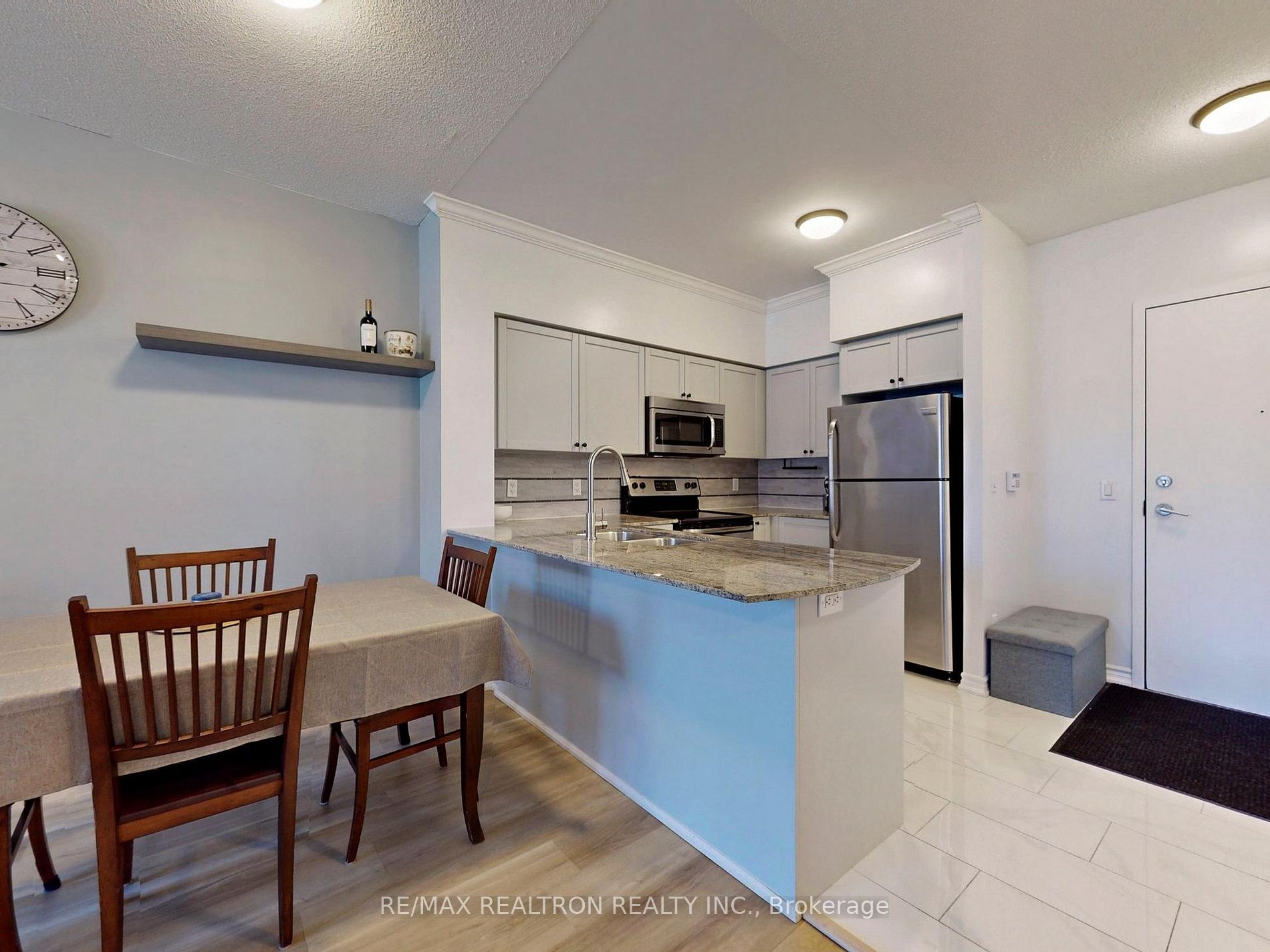 75 King William Cres, #102