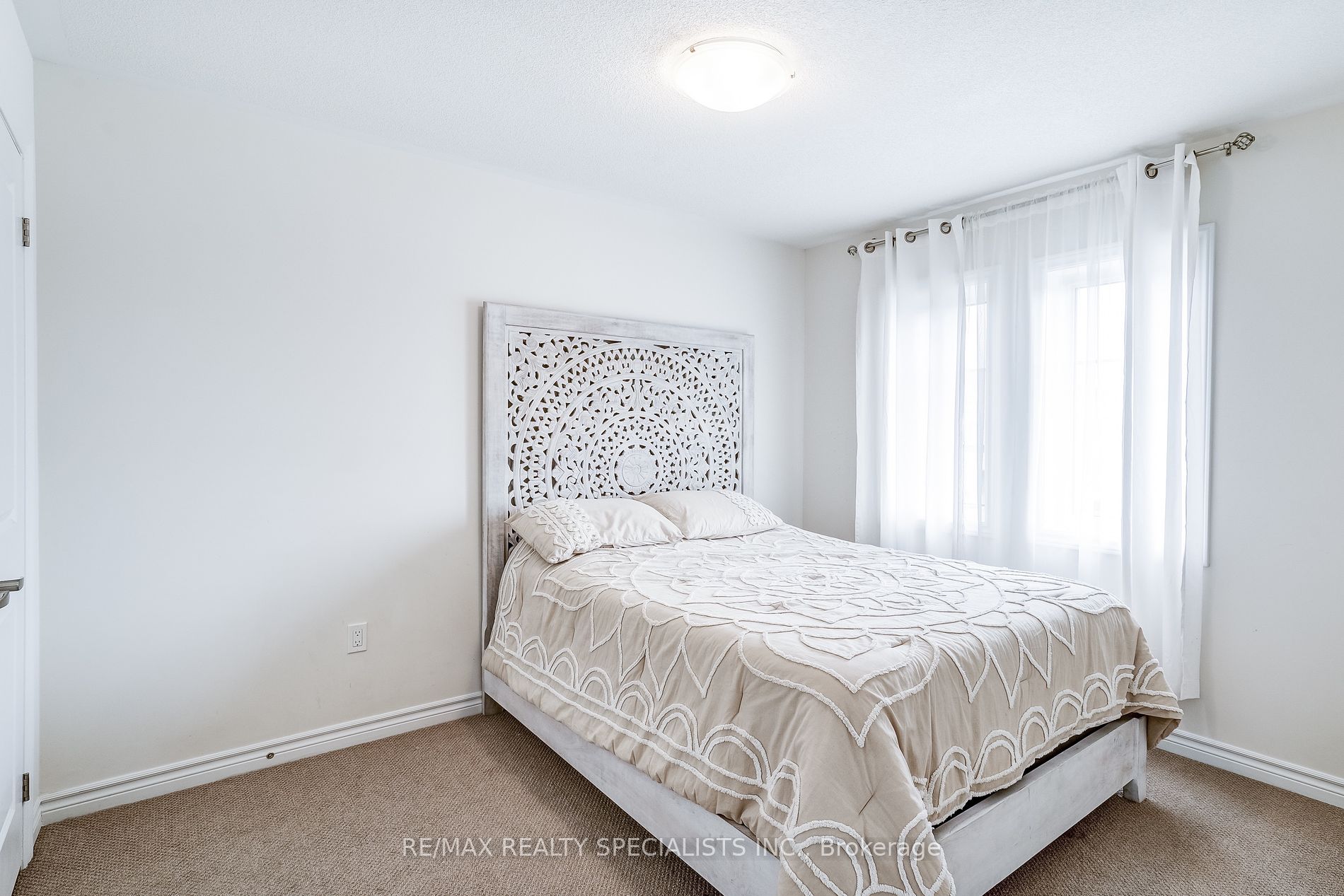 90 FERRAGINE Crescent