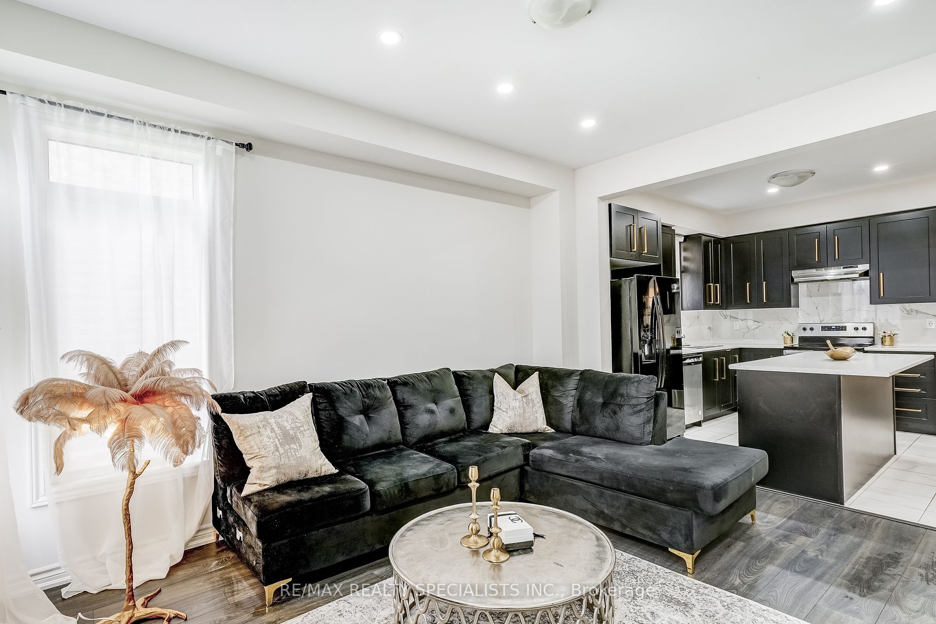 90 FERRAGINE Crescent
