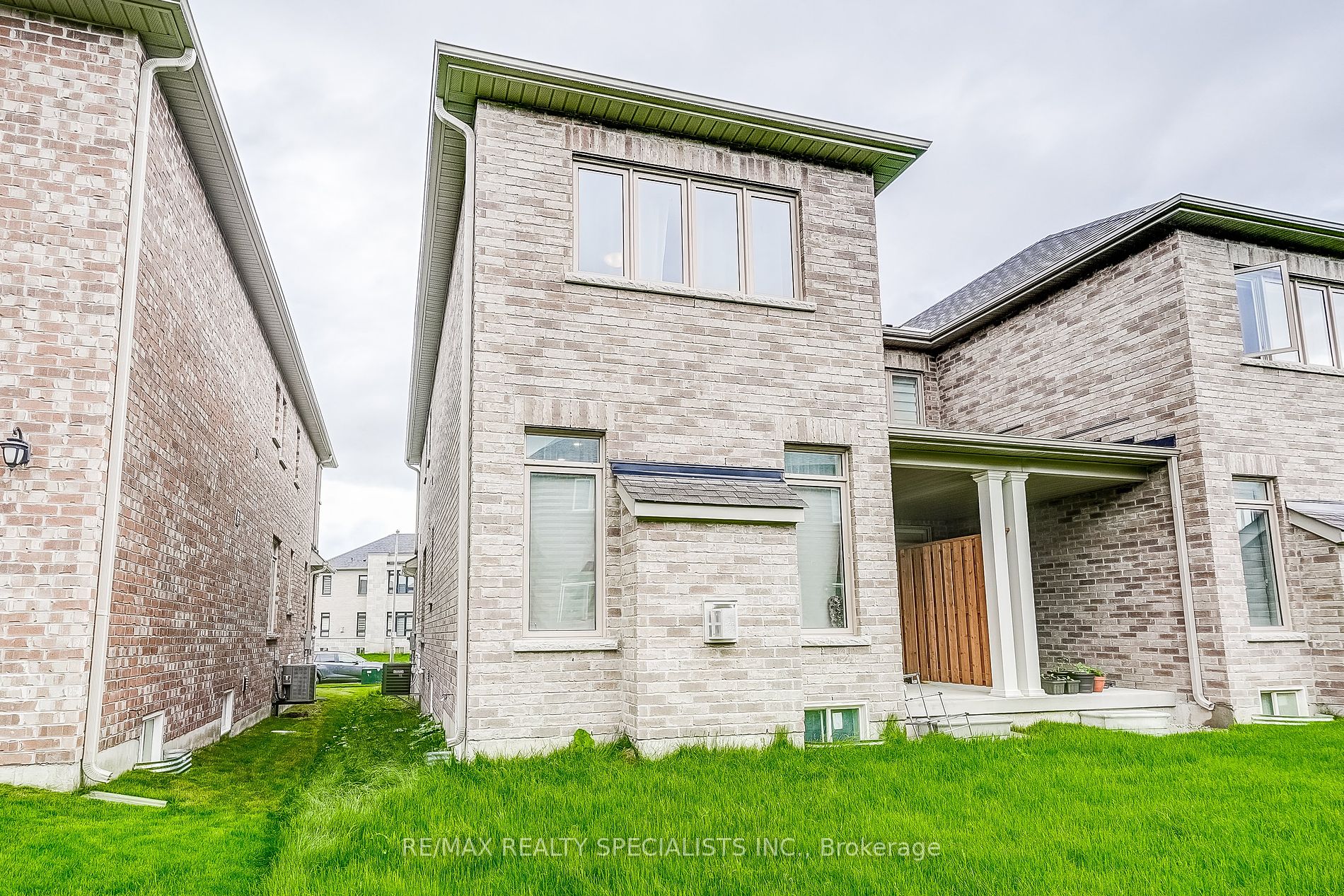 90 FERRAGINE Crescent