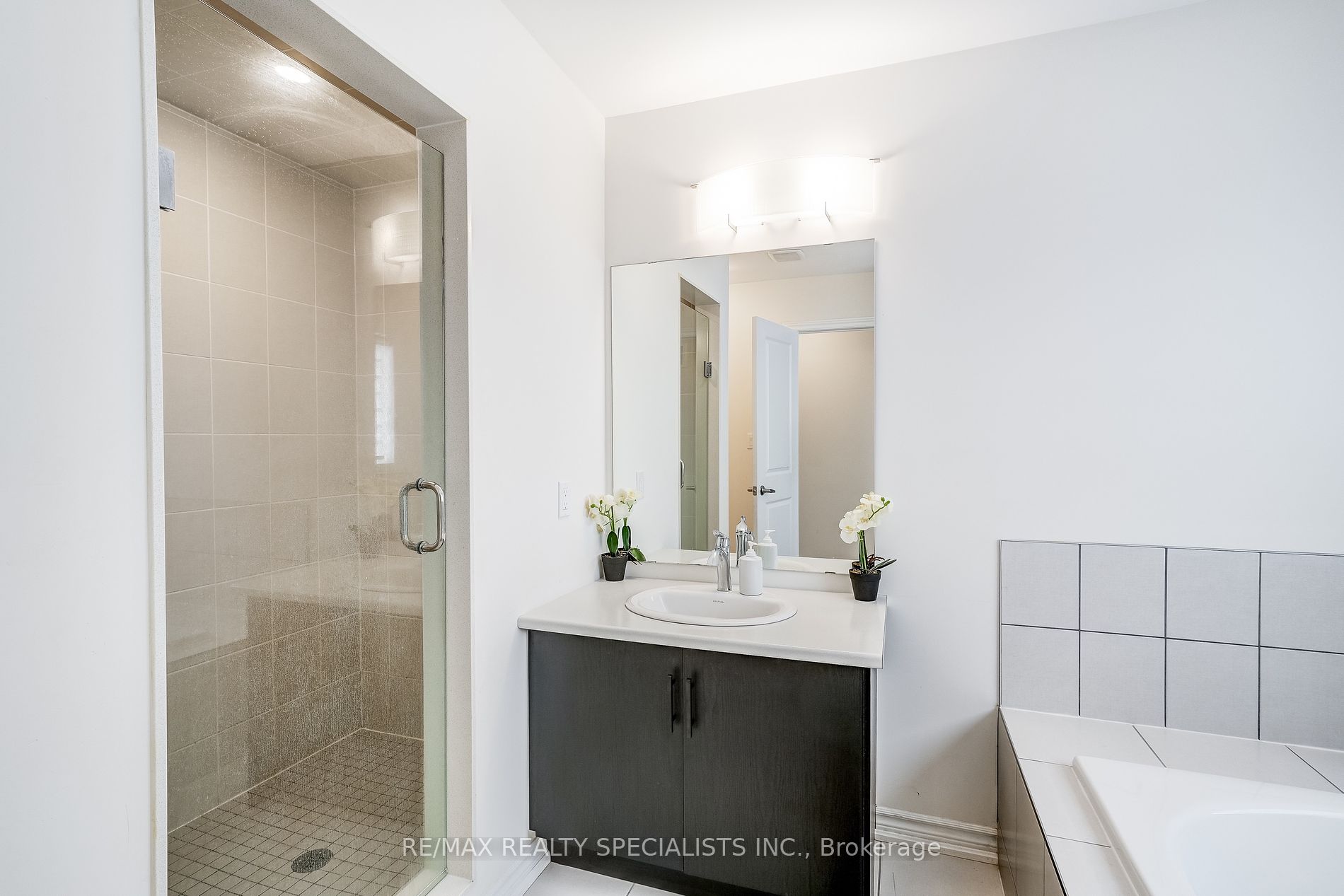 90 FERRAGINE Crescent