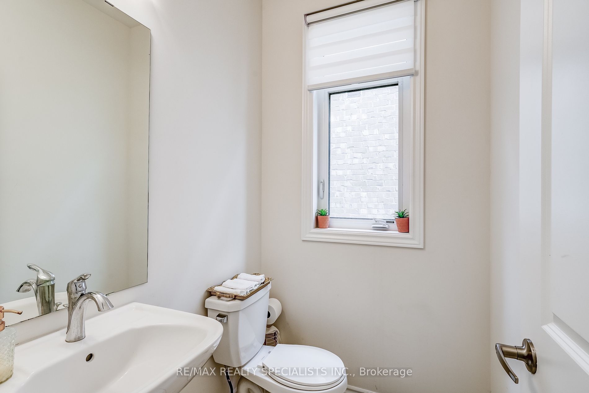 90 FERRAGINE Crescent
