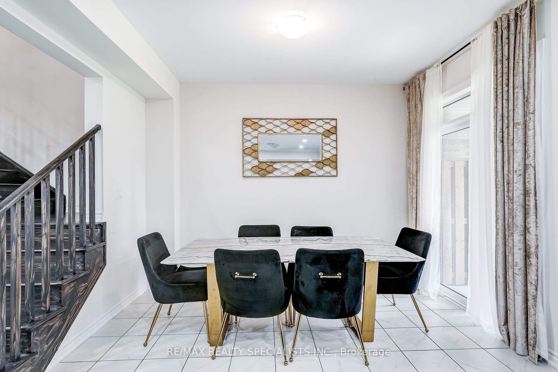 90 FERRAGINE Crescent