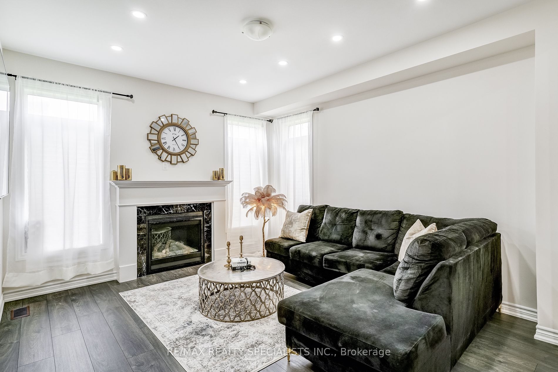 90 FERRAGINE Crescent