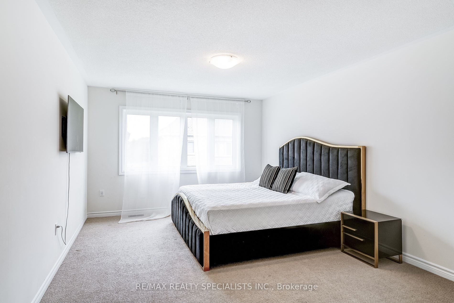 90 FERRAGINE Crescent