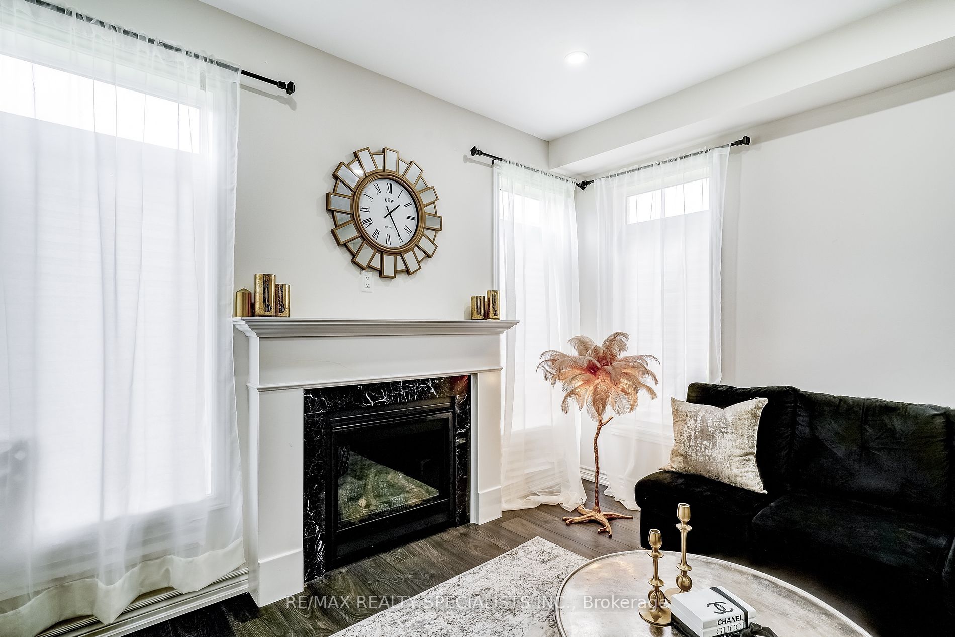 90 FERRAGINE Crescent