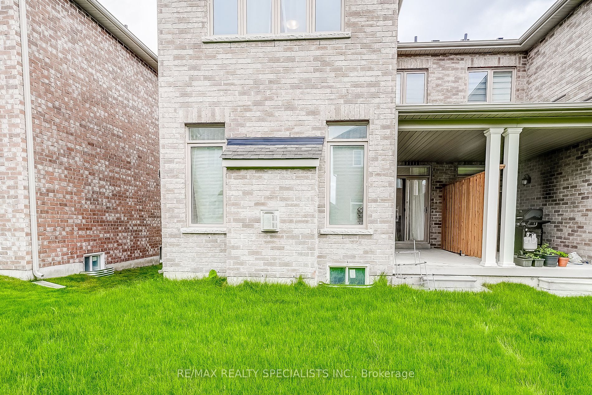 90 FERRAGINE Crescent