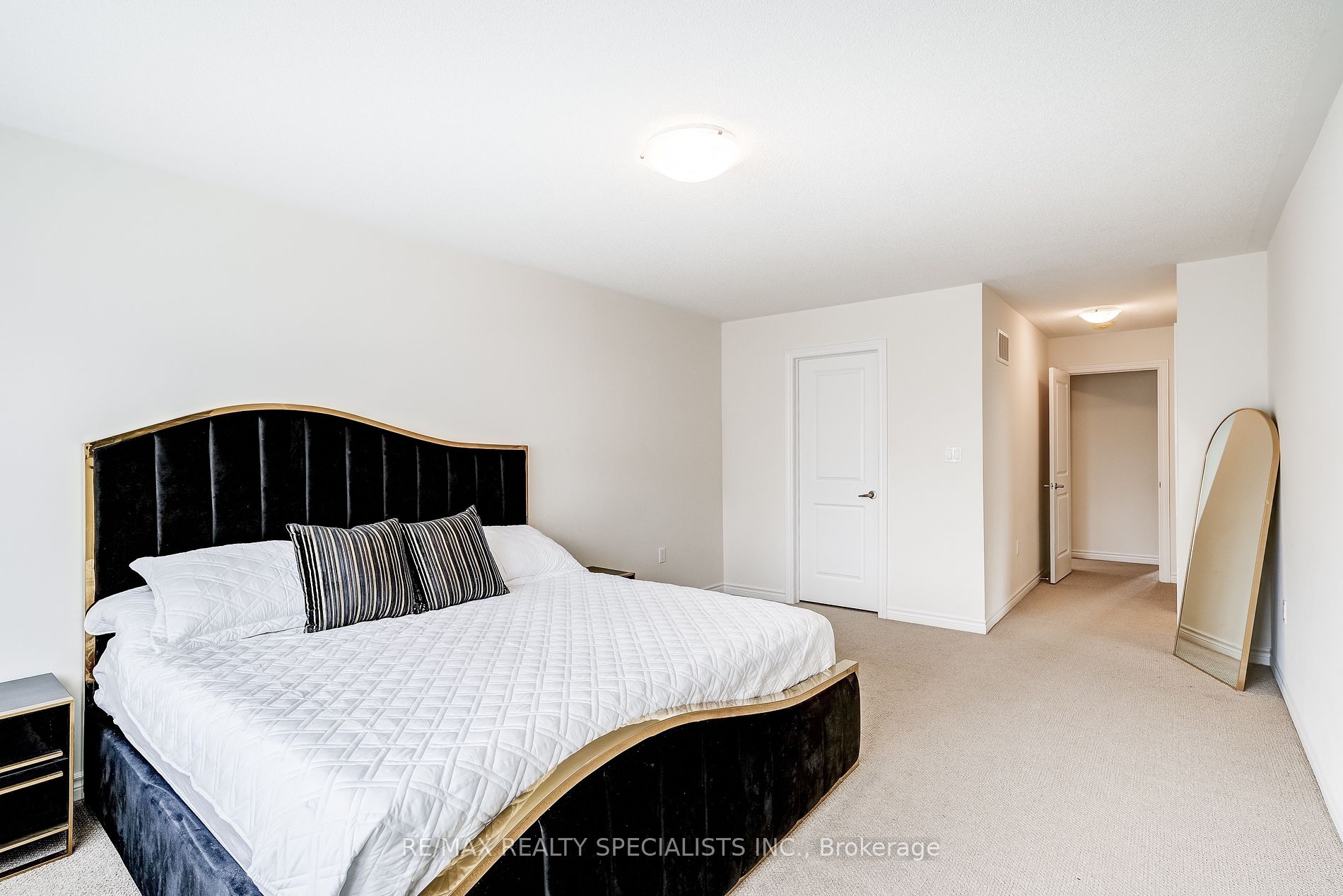 90 FERRAGINE Crescent